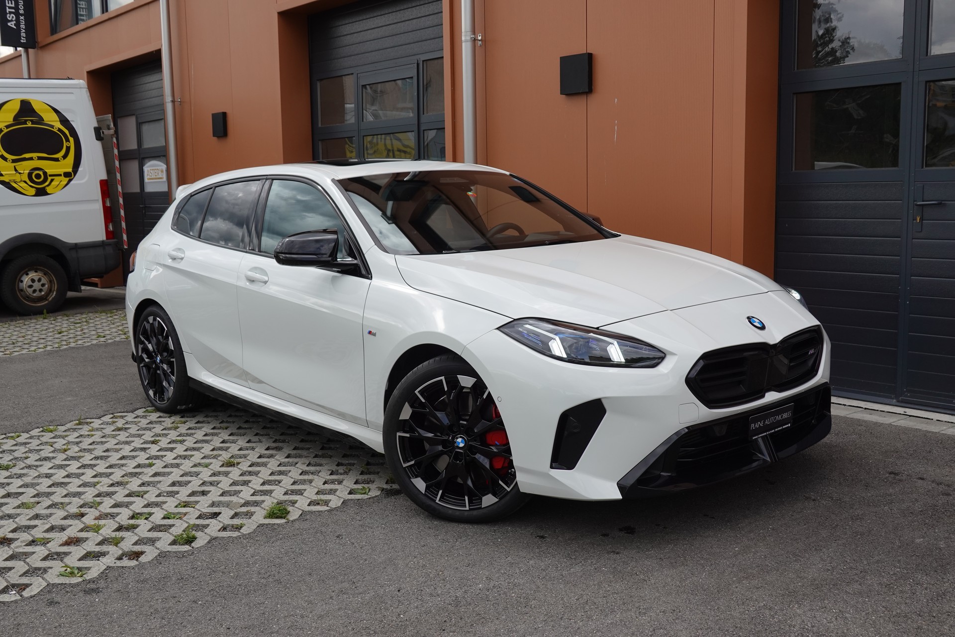 BMW M135i xDrive M Sport Pro Steptronic - "CH Auto * Service gratuit * Toit Pano * Jantes 19' * Sièges Elec Mém"-image-6