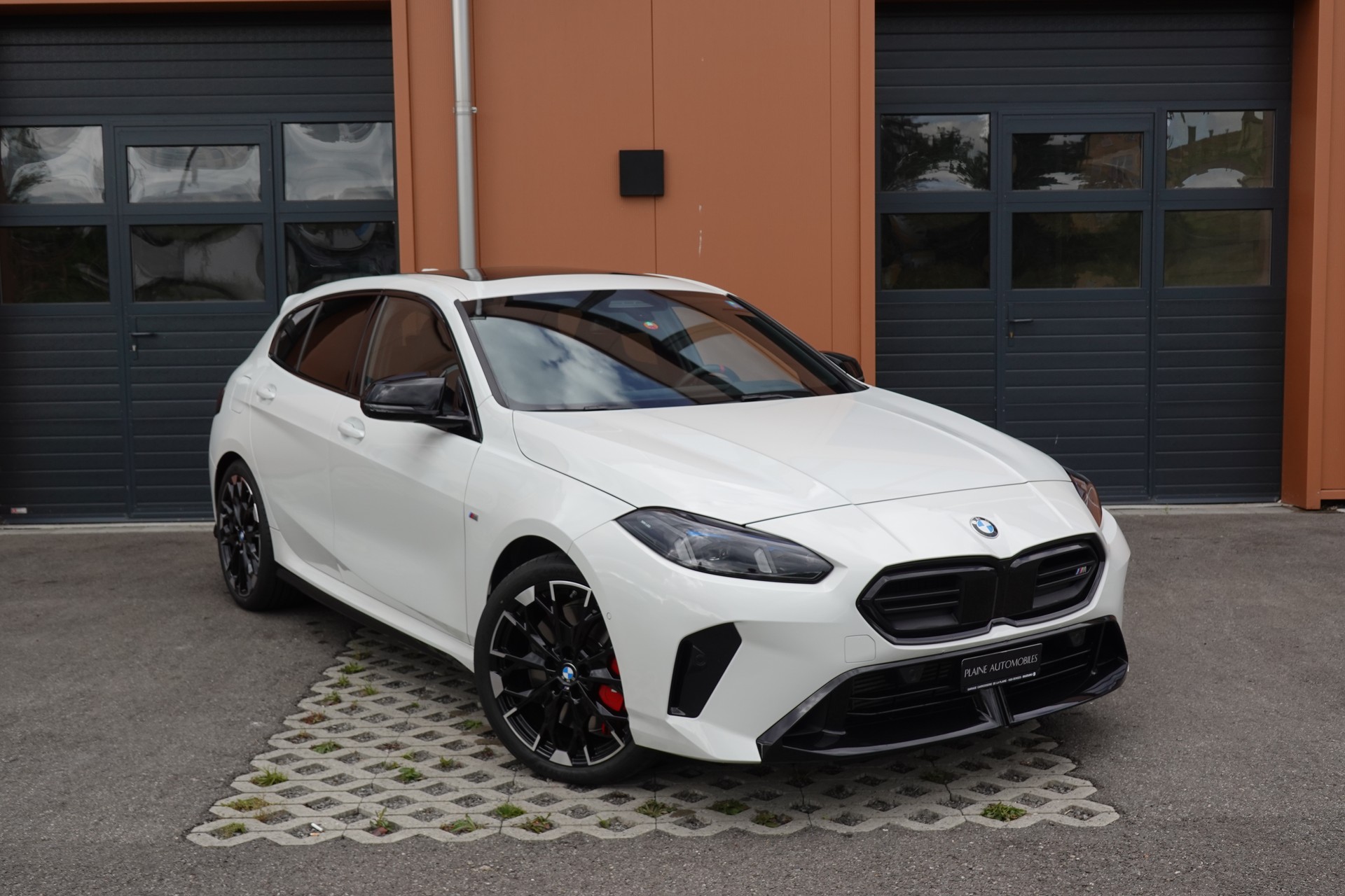 BMW M135i xDrive M Sport Pro Steptronic - "CH Auto * Service gratuit * Toit Pano * Jantes 19' * Sièges Elec Mém"-image-0