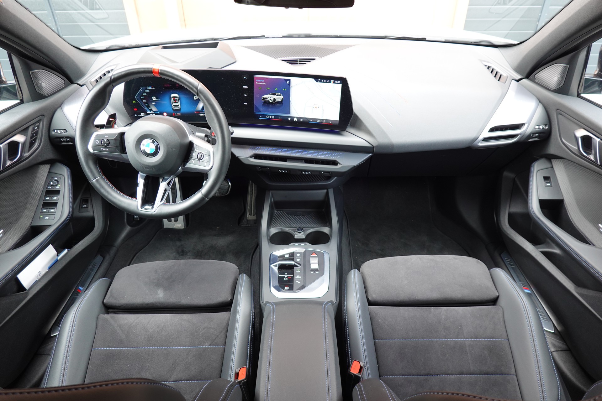 BMW M135i xDrive M Sport Pro Steptronic - "CH Auto * Service gratuit * Toit Pano * Jantes 19' * Sièges Elec Mém"-image-11