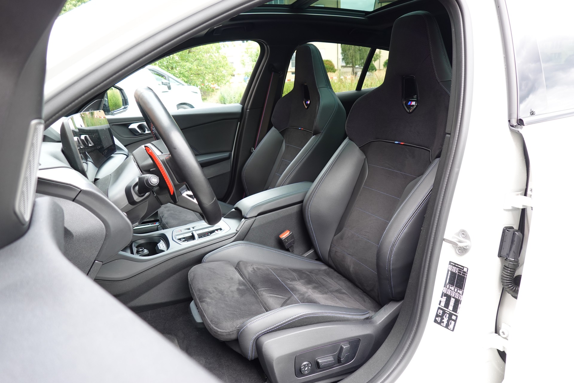 BMW M135i xDrive M Sport Pro Steptronic - "CH Auto * Service gratuit * Toit Pano * Jantes 19' * Sièges Elec Mém"-image-24