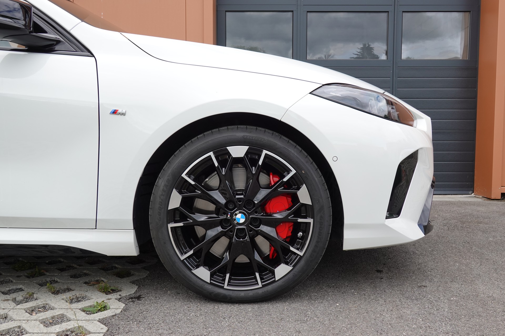 BMW M135i xDrive M Sport Pro Steptronic - "CH Auto * Service gratuit * Toit Pano * Jantes 19' * Sièges Elec Mém"-image-4