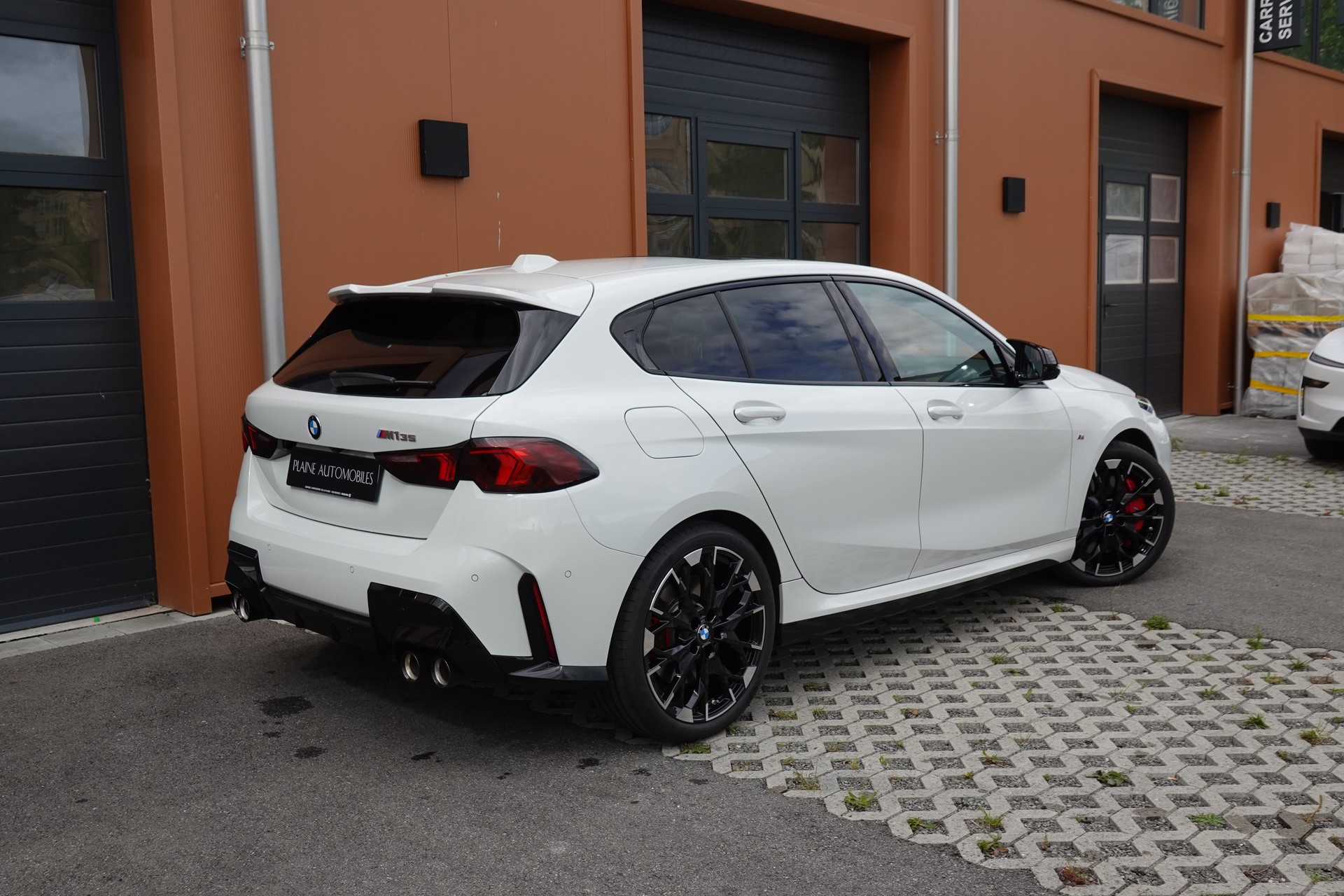 BMW M135i xDrive M Sport Pro Steptronic - "CH Auto * Service gratuit * Toit Pano * Jantes 19' * Sièges Elec Mém"-image-5