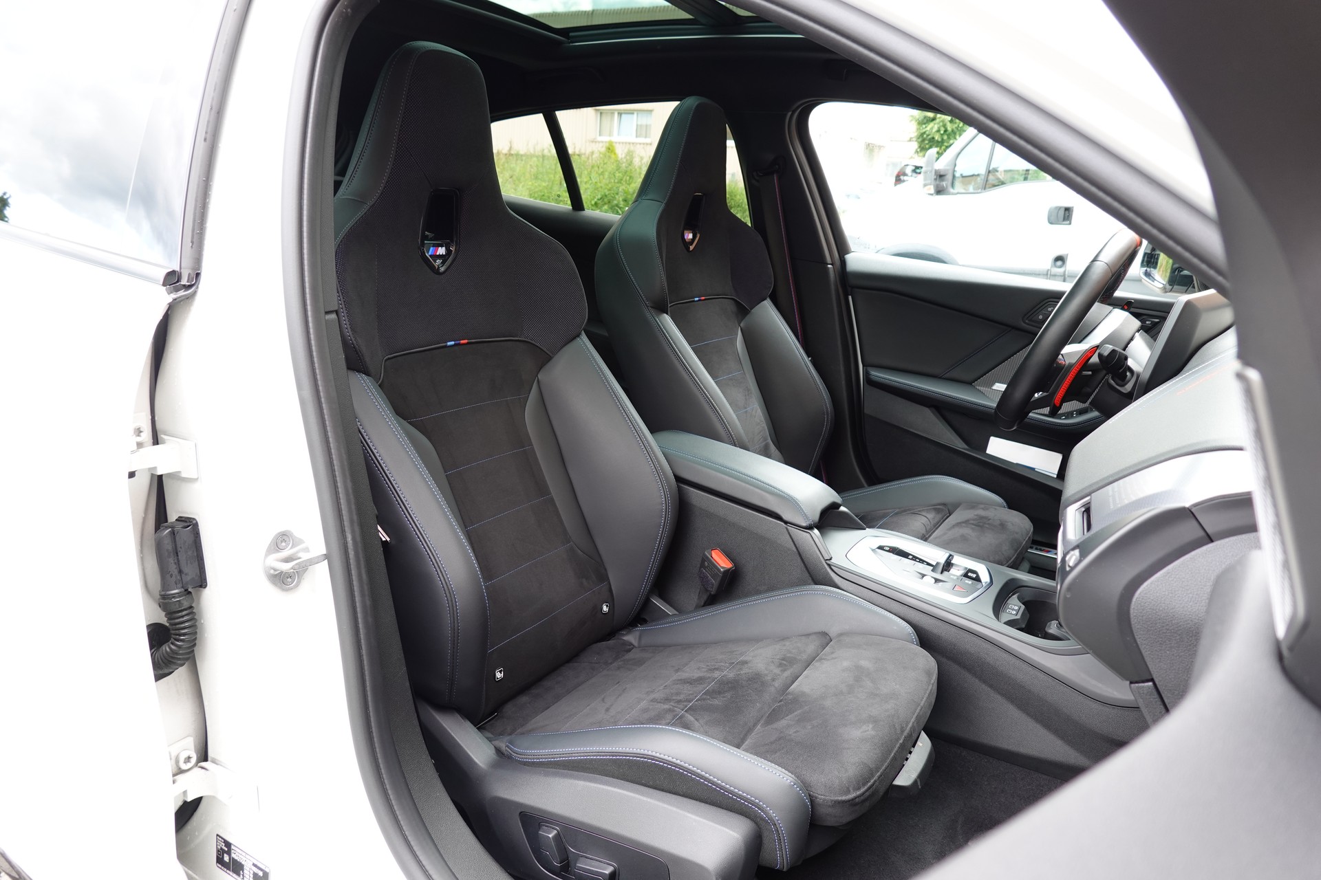 BMW M135i xDrive M Sport Pro Steptronic - "CH Auto * Service gratuit * Toit Pano * Jantes 19' * Sièges Elec Mém"-image-25