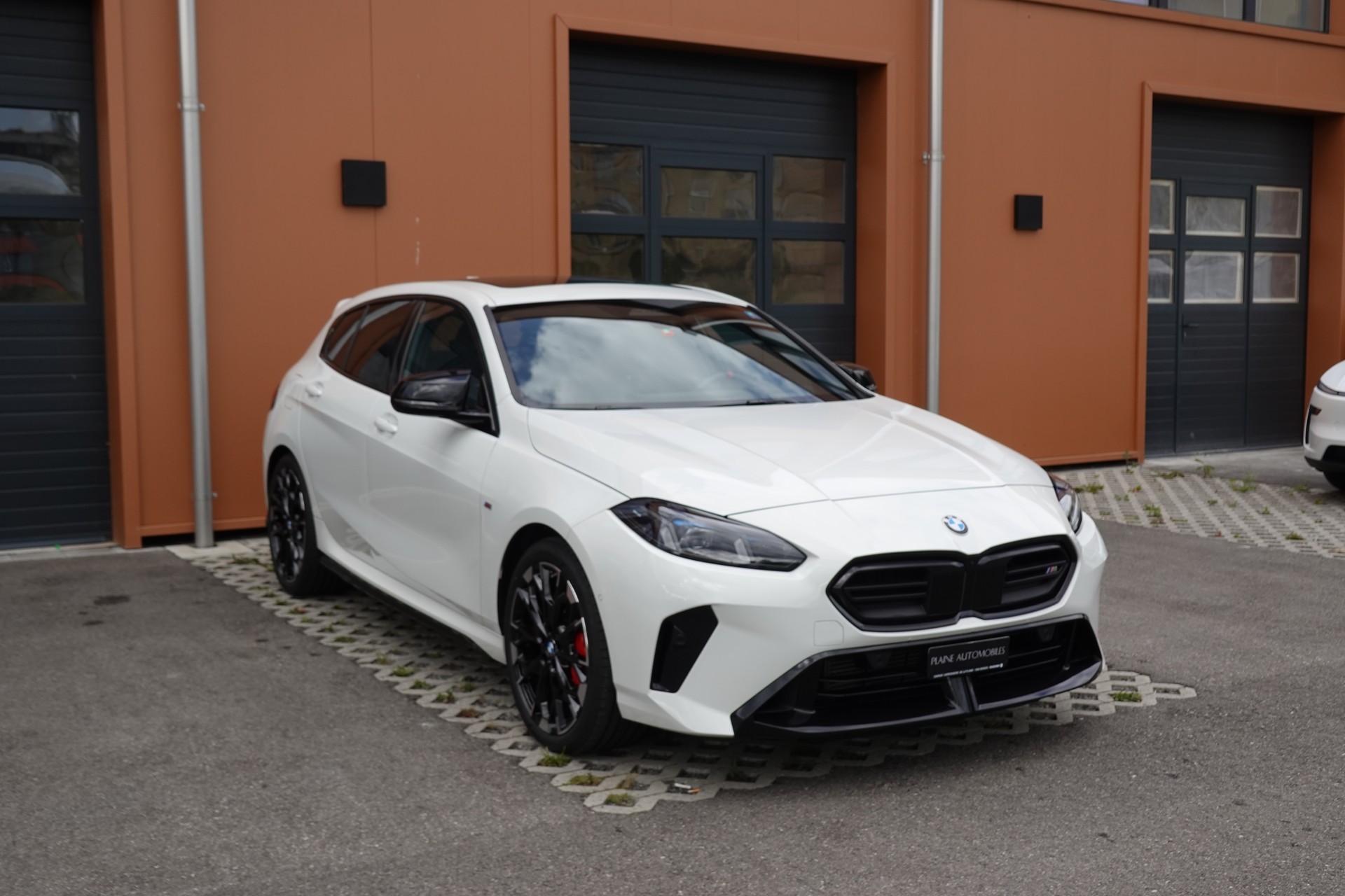 BMW M135i xDrive M Sport Pro Steptronic - "CH Auto * Service gratuit * Toit Pano * Jantes 19' * Sièges Elec Mém"-image-2