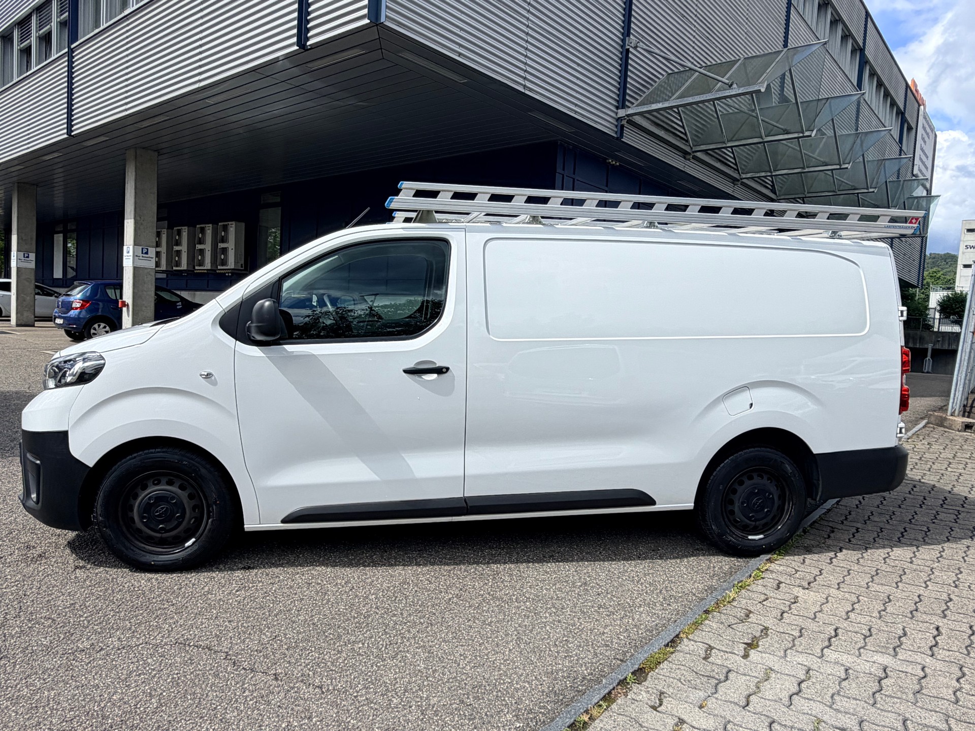 TOYOTA Proace 2.0D Panel Van Long Active-image-5