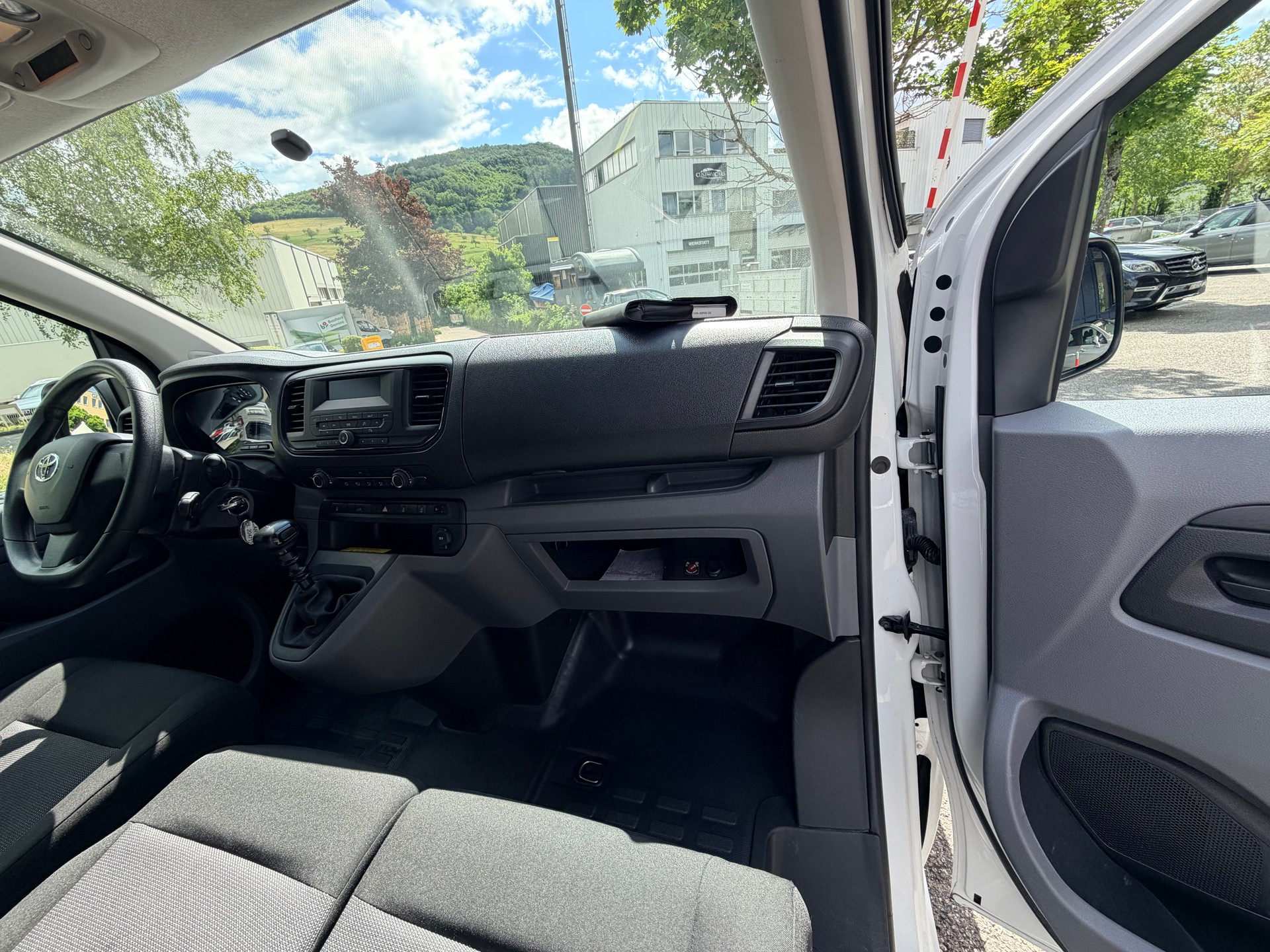 TOYOTA Proace 2.0D Panel Van Long Active-image-8