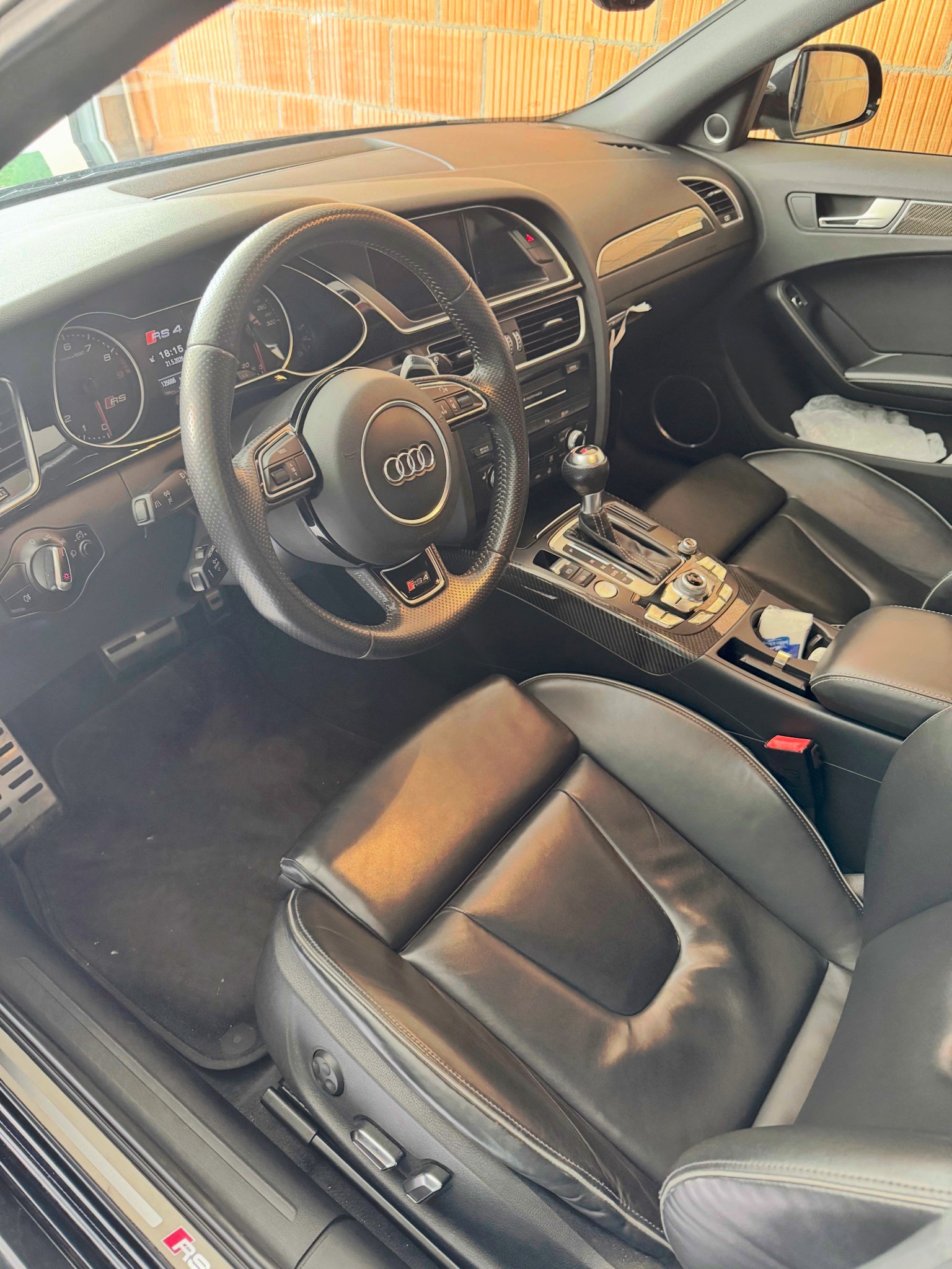 AUDI 4.2 V8 FSI quattro S-Tronic-image-4