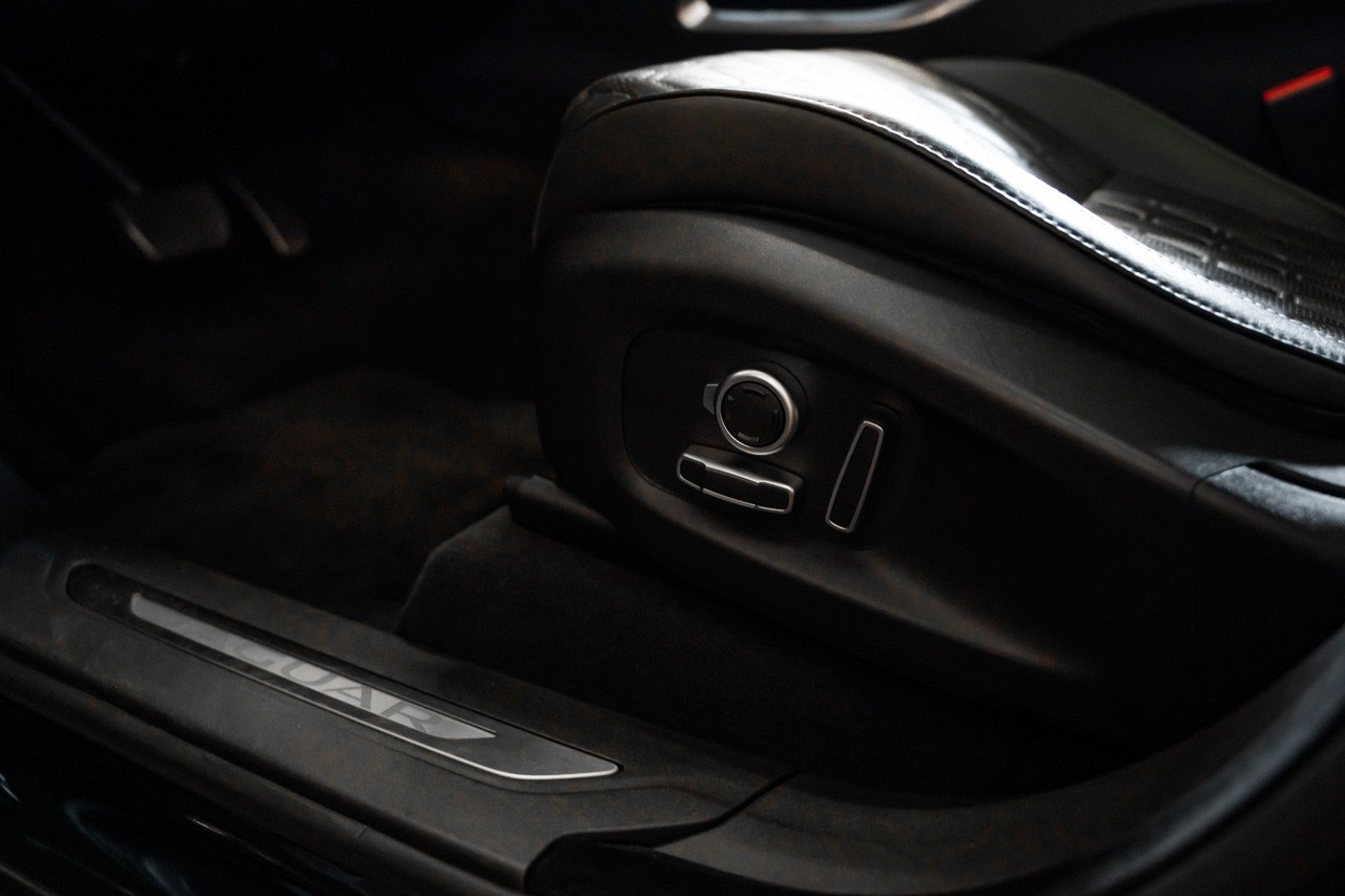 JAGUAR F-Pace 5.0 V8 SVR AWD Automatik-image-29