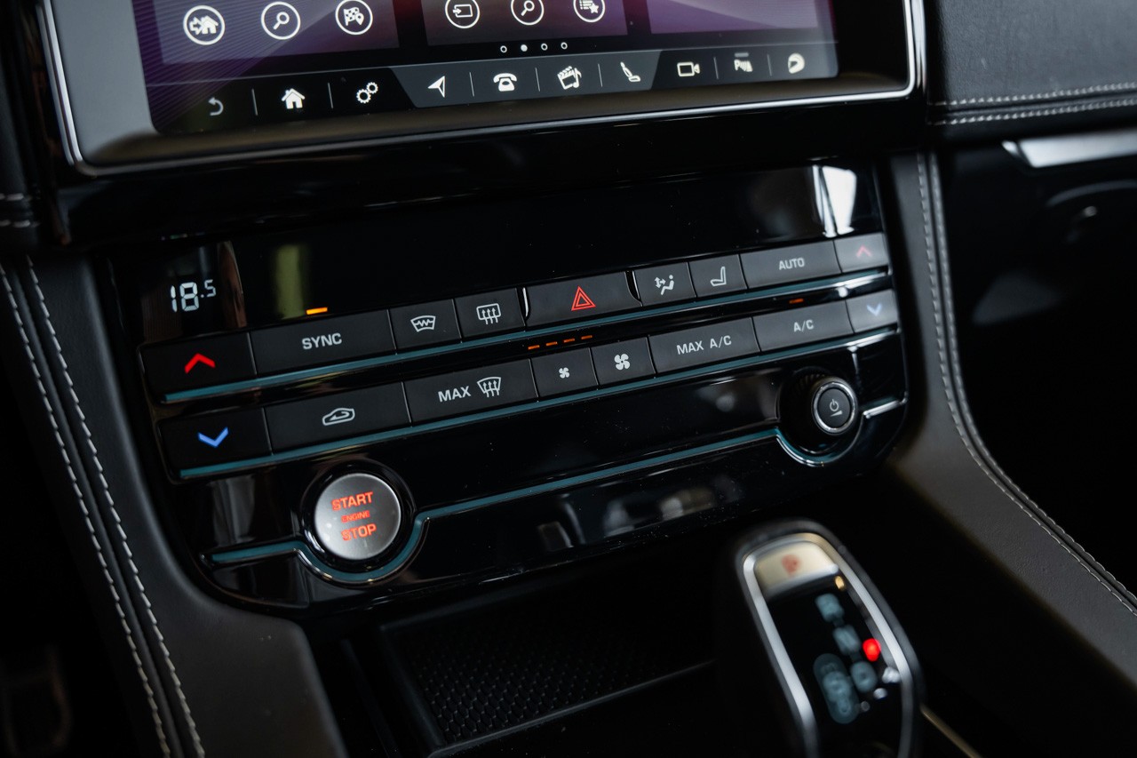 JAGUAR F-Pace 5.0 V8 SVR AWD Automatik-image-27