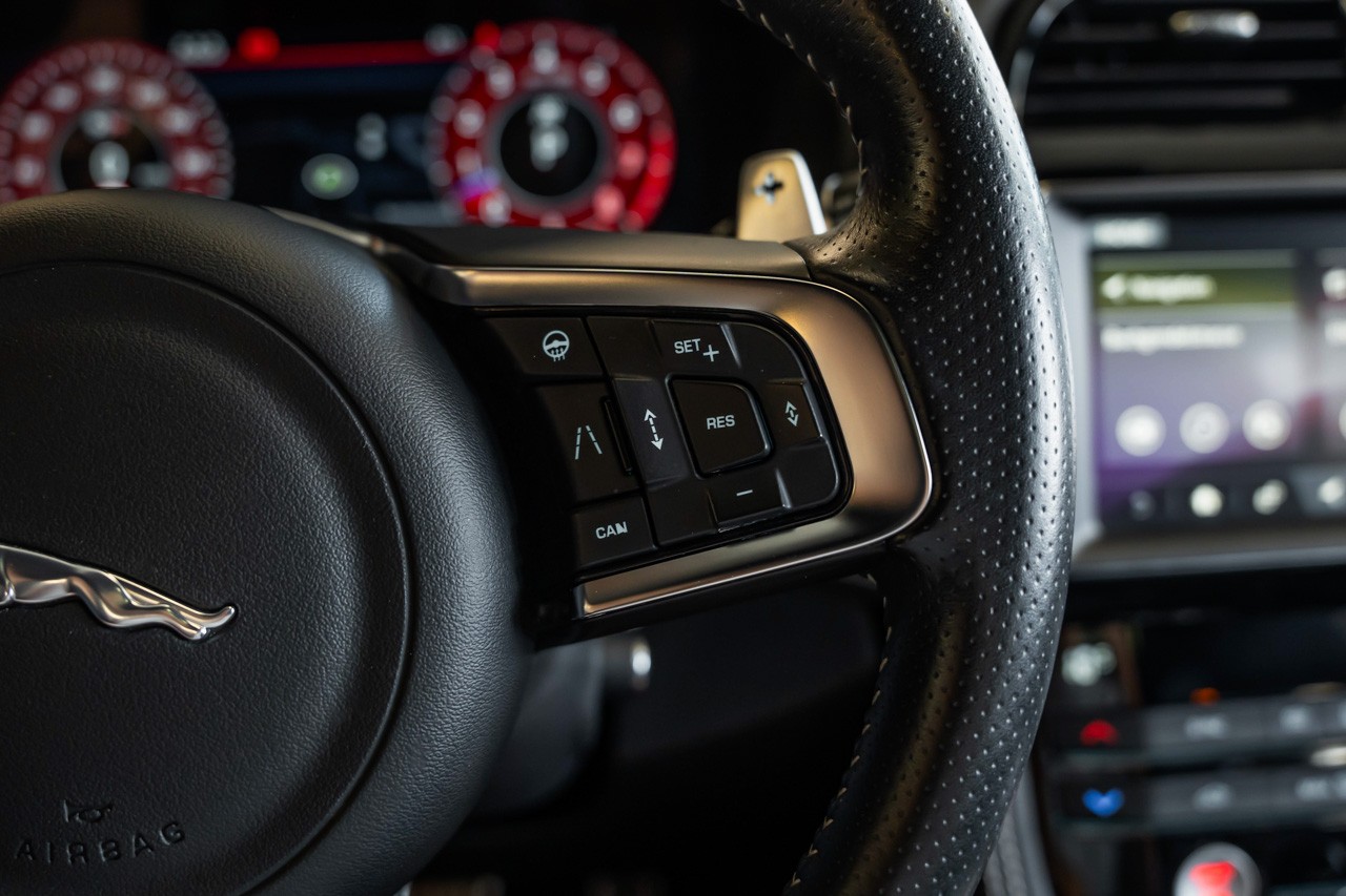 JAGUAR F-Pace 5.0 V8 SVR AWD Automatik-image-33