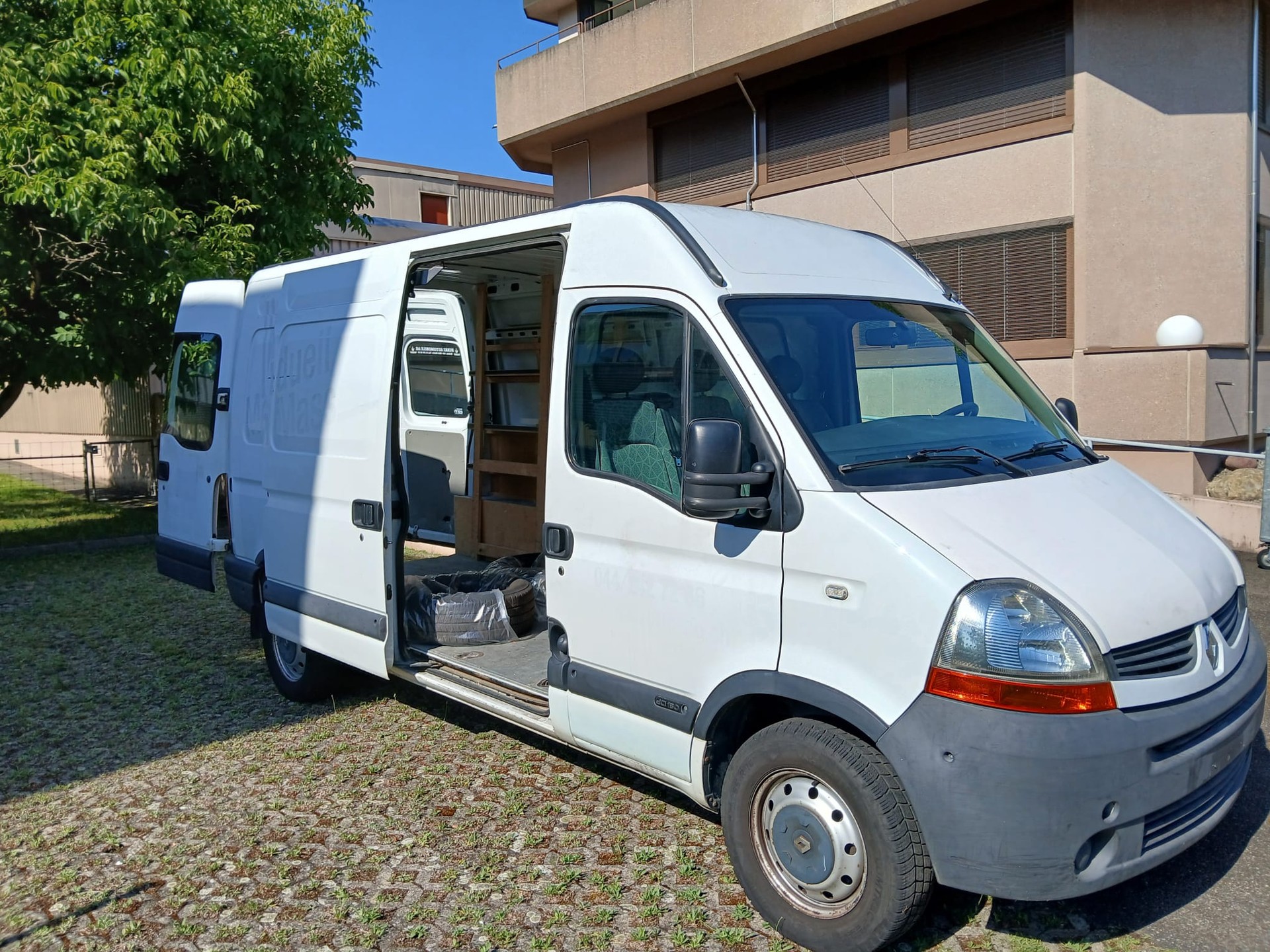 RENAULT Master T35 2.5dCi L3H2-image-1