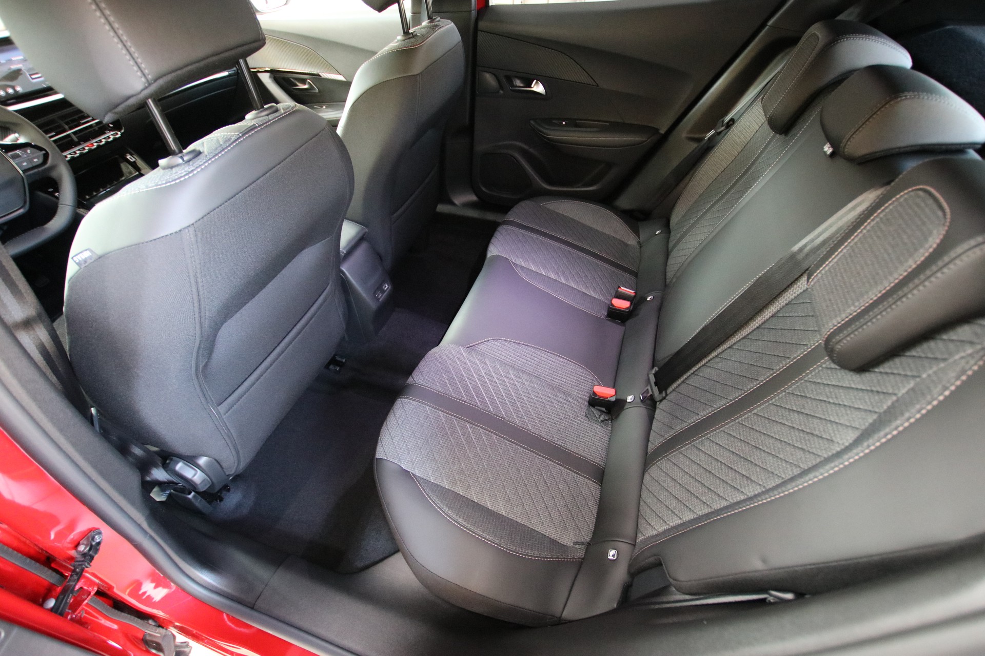 PEUGEOT 2008 1.2 145 MHEV Allure Premium-image-13