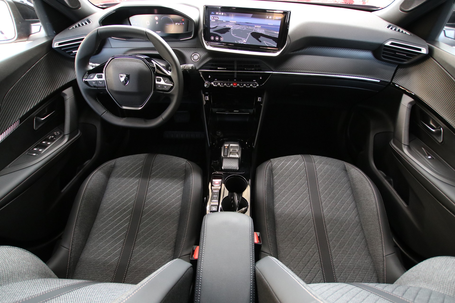 PEUGEOT 2008 1.2 145 MHEV Allure Premium-image-9