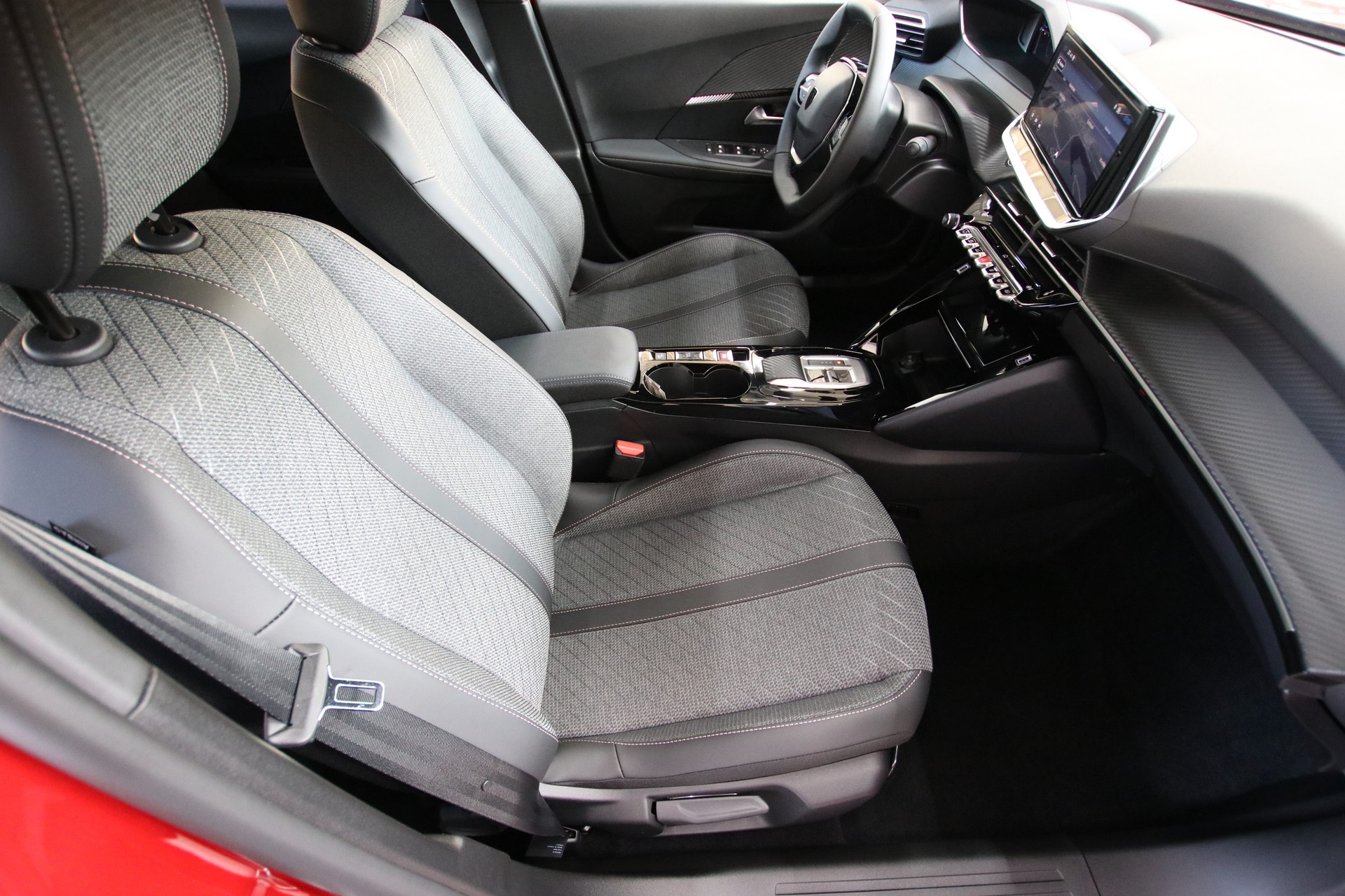 PEUGEOT 2008 1.2 145 MHEV Allure Premium-image-12