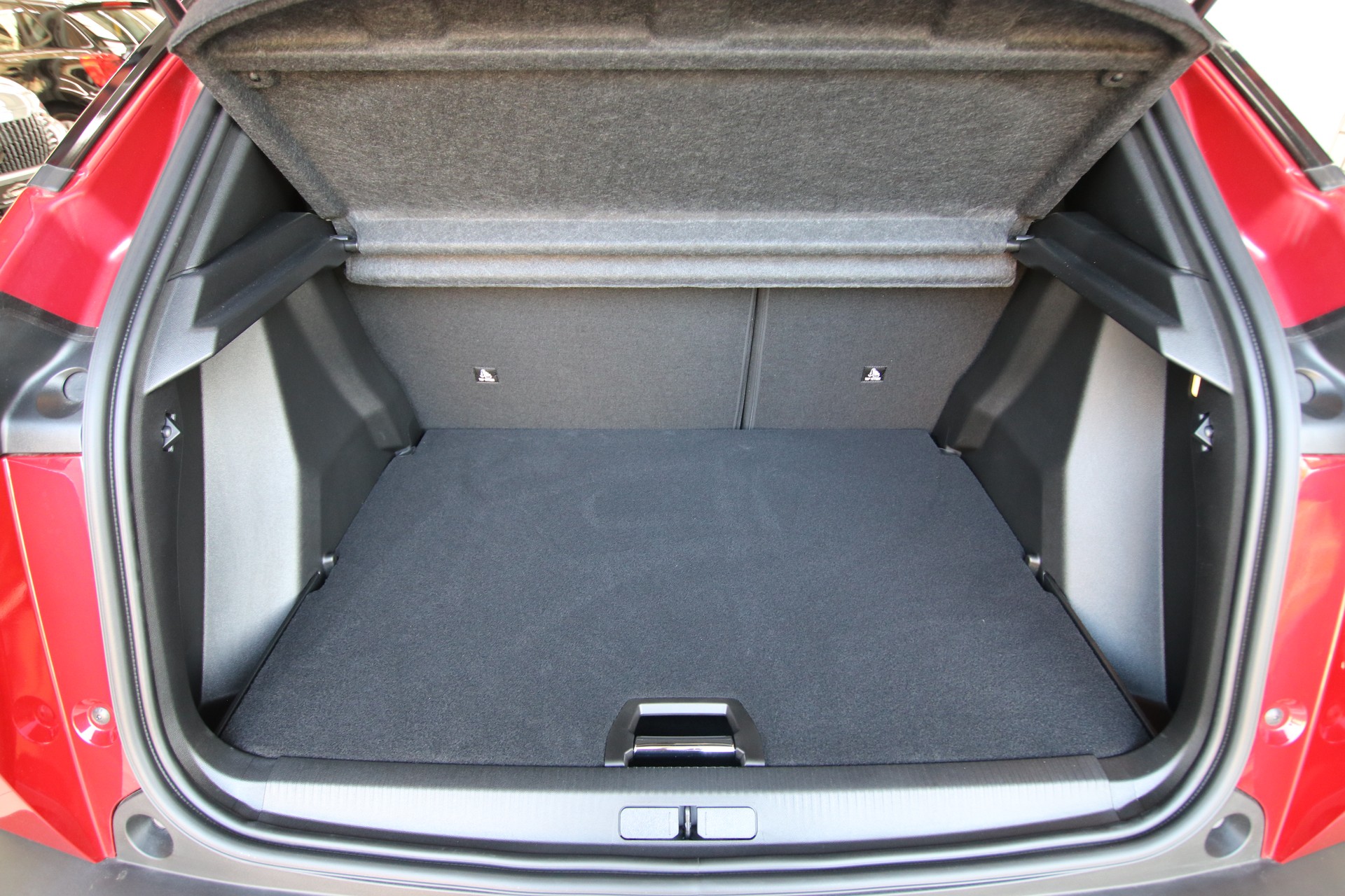 PEUGEOT 2008 1.2 145 MHEV Allure Premium-image-15