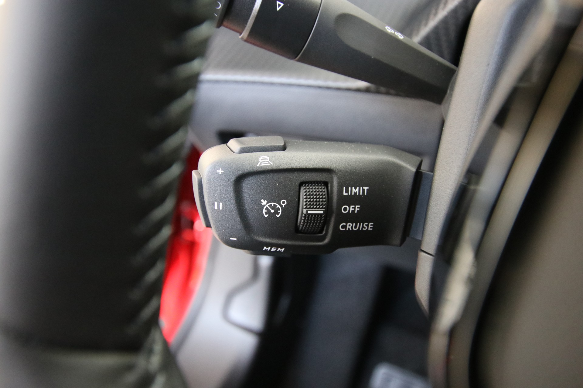 PEUGEOT 2008 1.2 145 MHEV Allure Premium-image-24