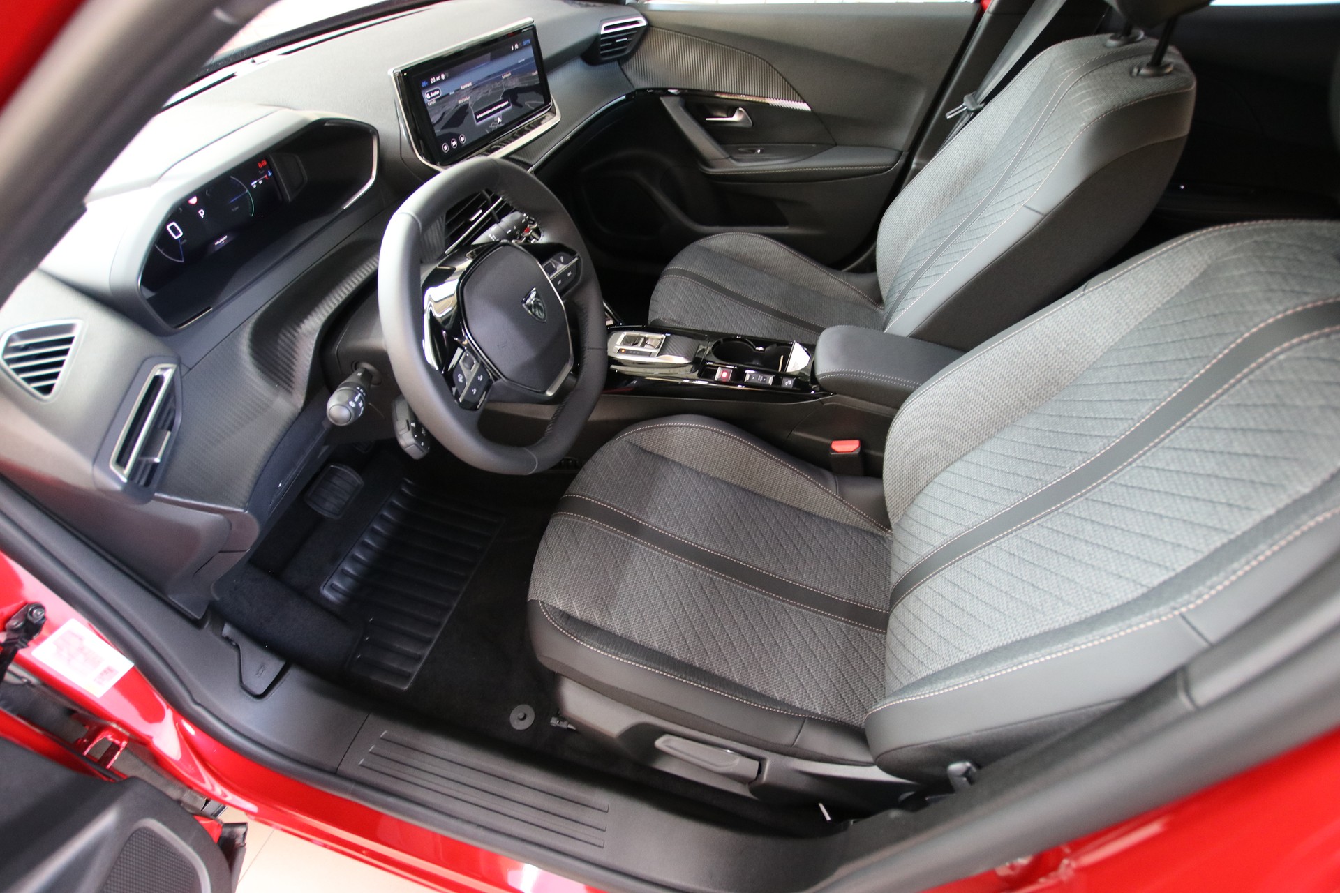 PEUGEOT 2008 1.2 145 MHEV Allure Premium-image-11