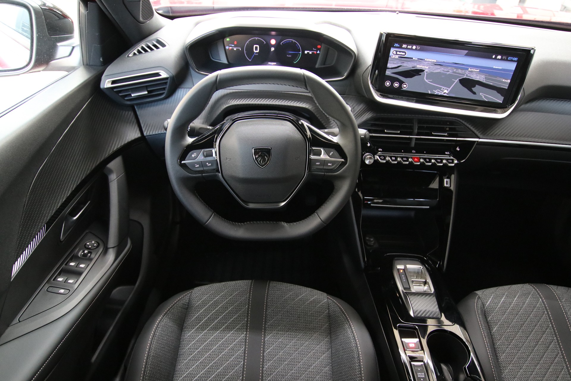 PEUGEOT 2008 1.2 145 MHEV Allure Premium-image-10