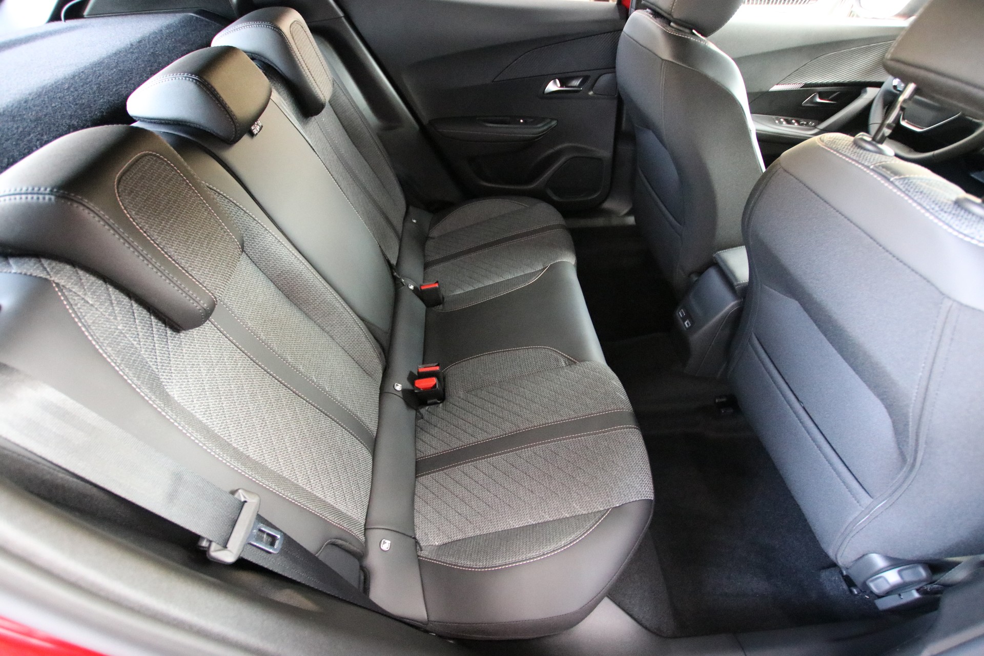 PEUGEOT 2008 1.2 145 MHEV Allure Premium-image-14