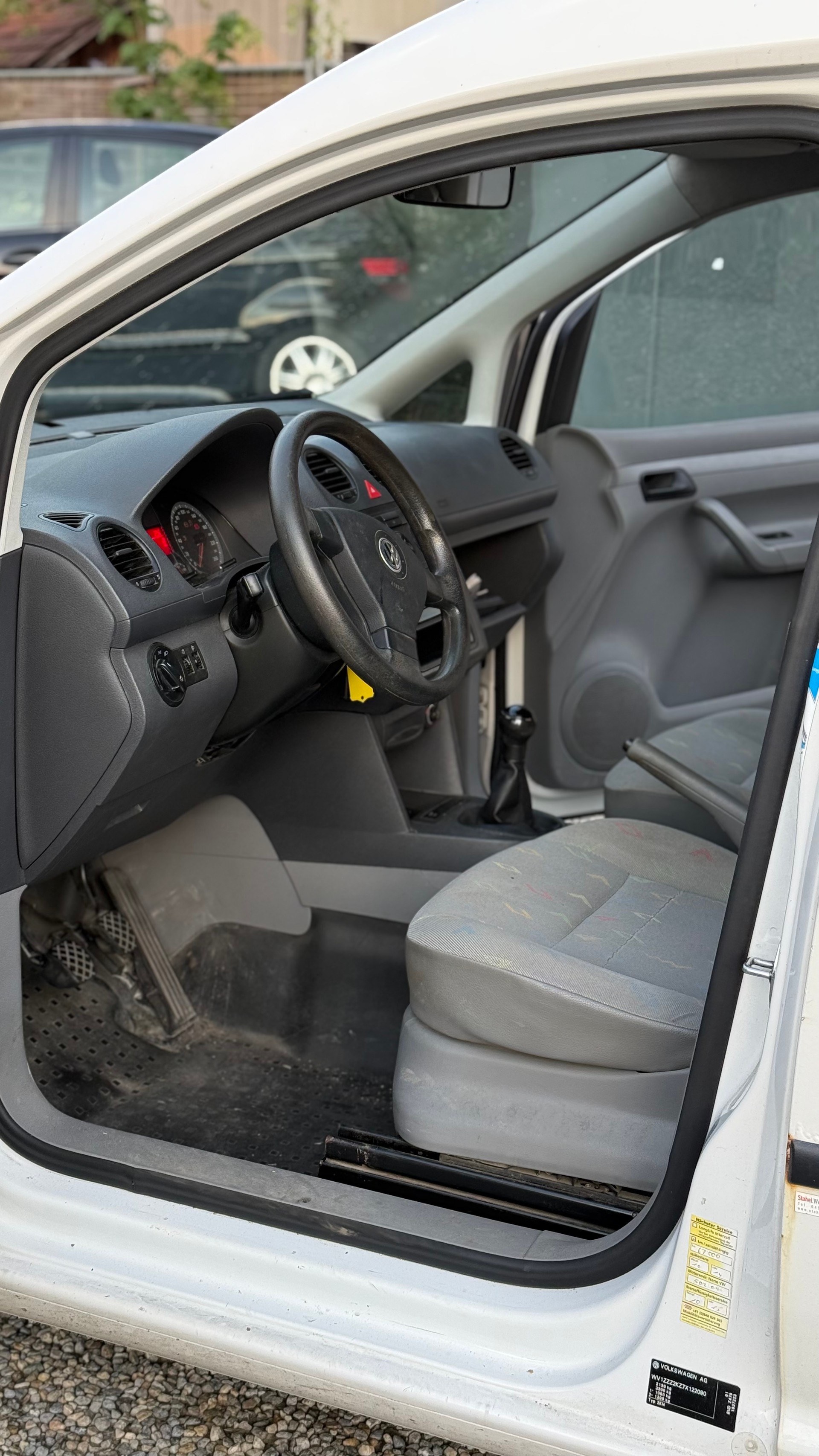 VW Caddy 1.4-image-11