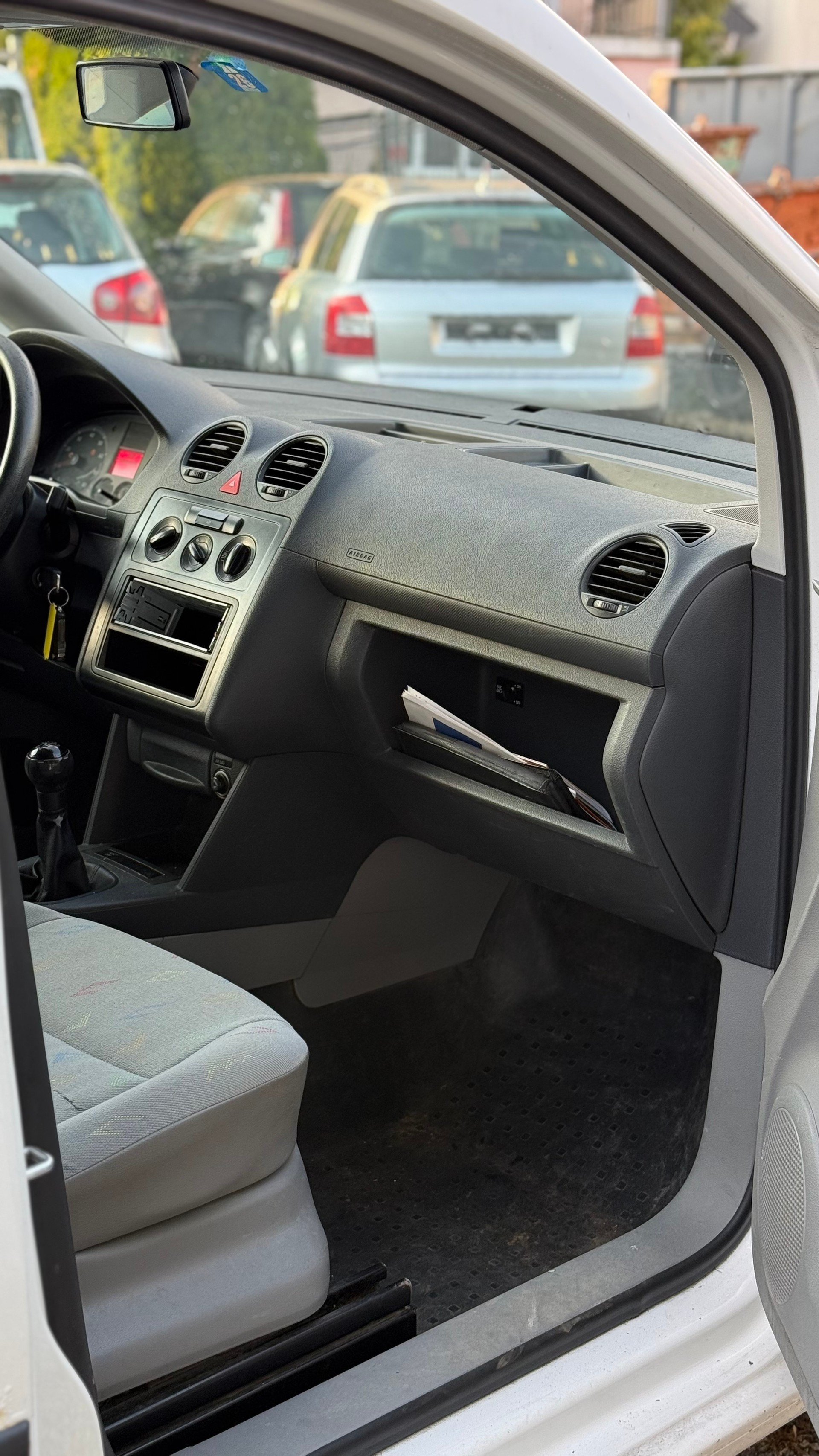 VW Caddy 1.4-image-7