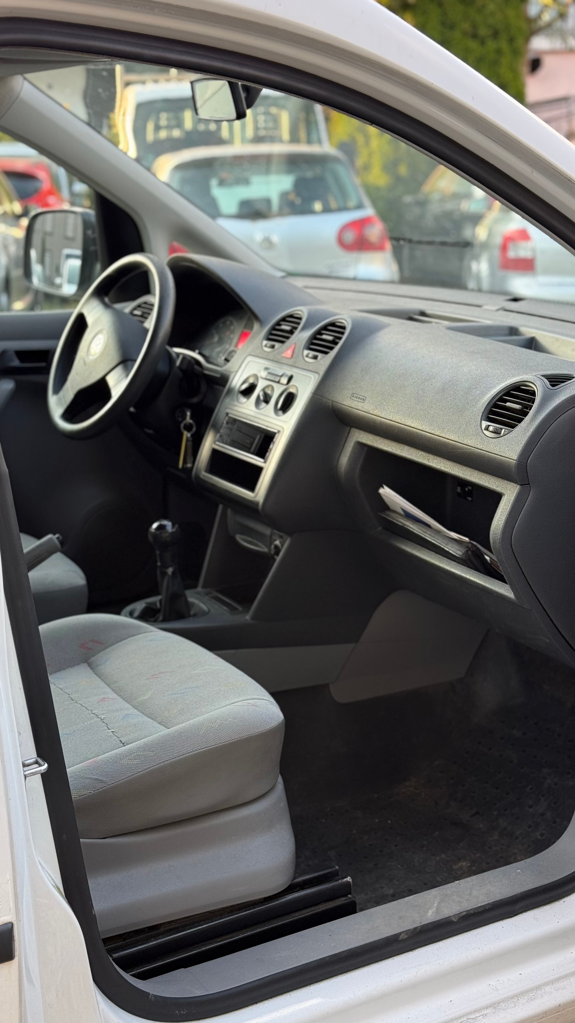 VW Caddy 1.4-image-6