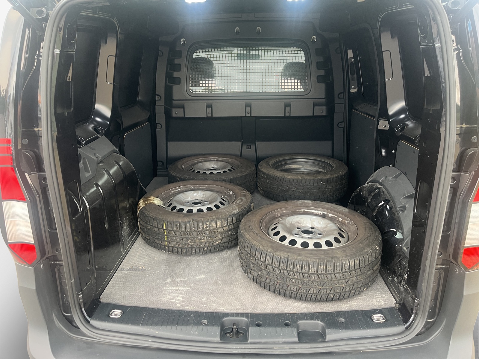 VW Caddy Cargo 2.0TDI 4Motion-image-12
