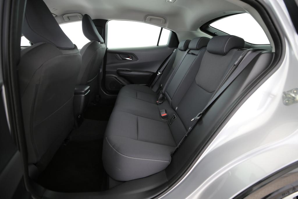TOYOTA Prius 2.0 Plug-In-Hybrid Style-image-11