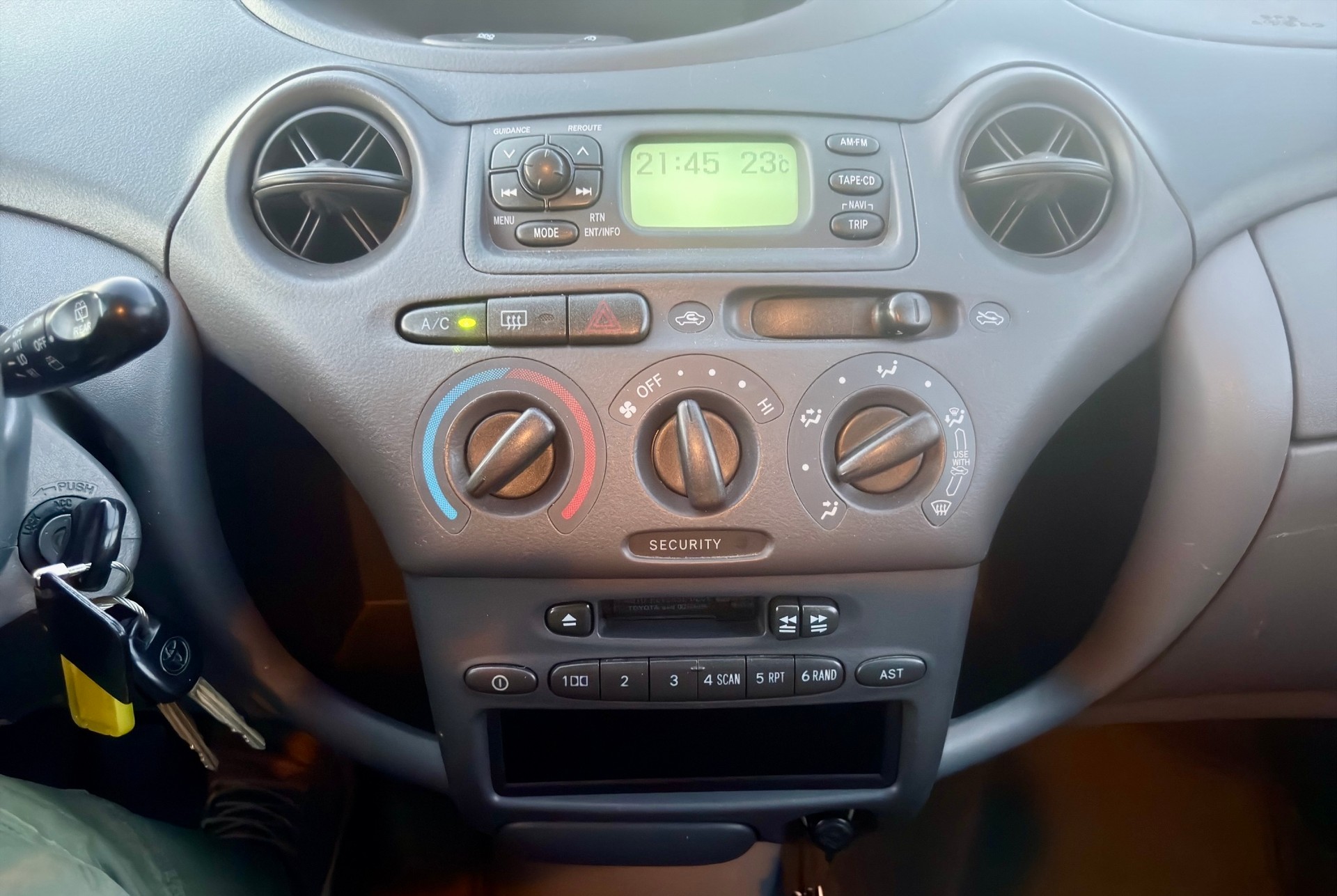 TOYOTA Yaris 1.0 Linea Sol 5 Türe mit Klimaanlage-image-16