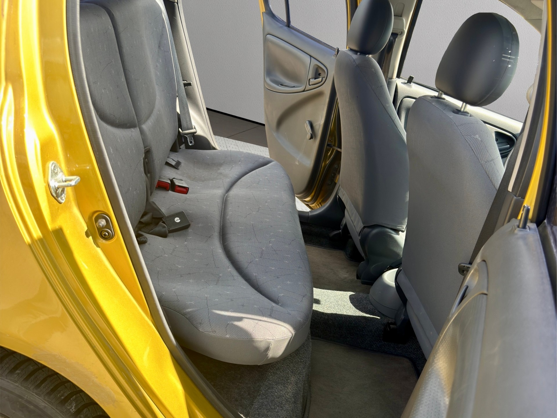 TOYOTA Yaris 1.0 Linea Sol 5 Türe mit Klimaanlage-image-12