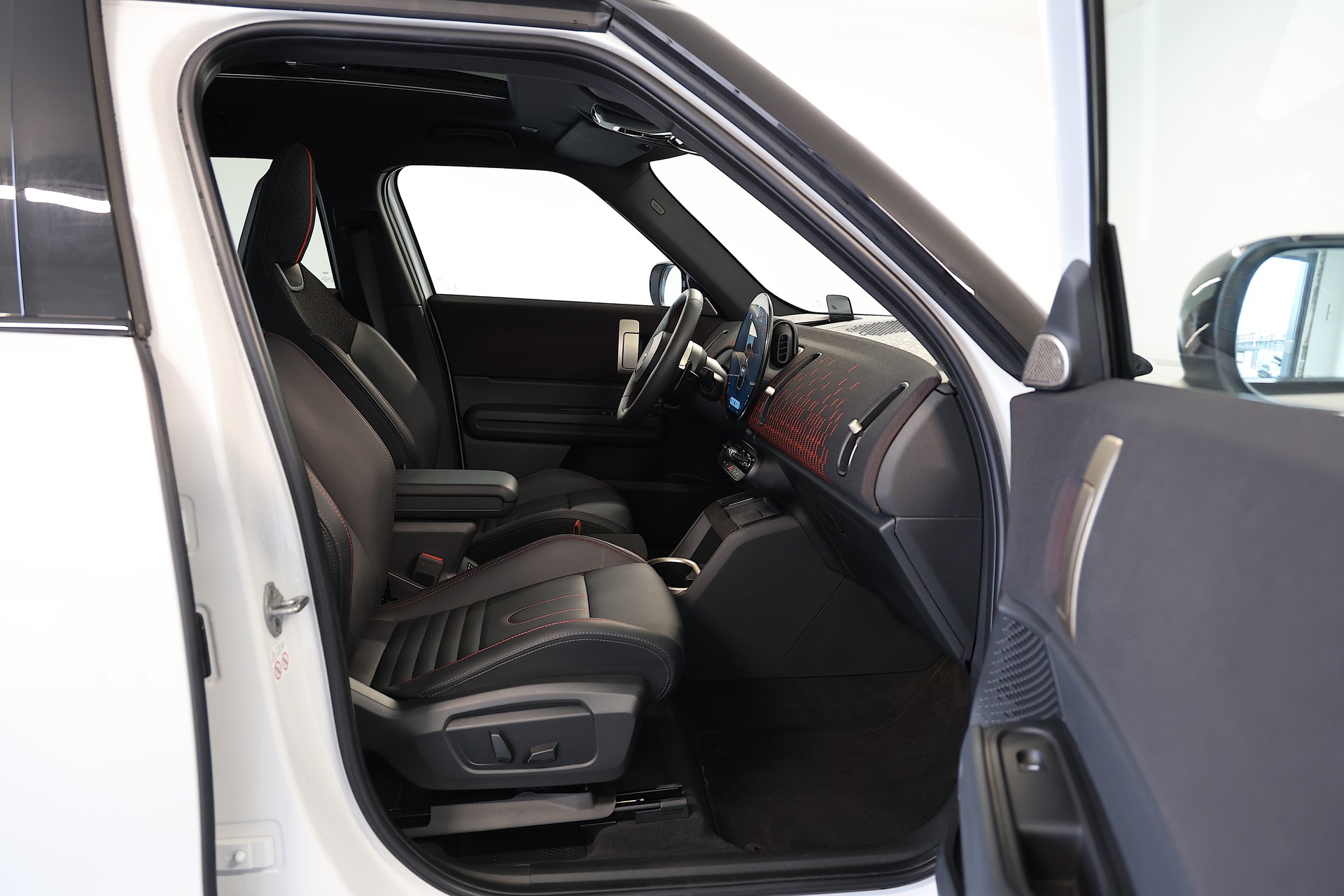 MINI Countryman U25 2.0i John Cooper Works ALL4-image-11