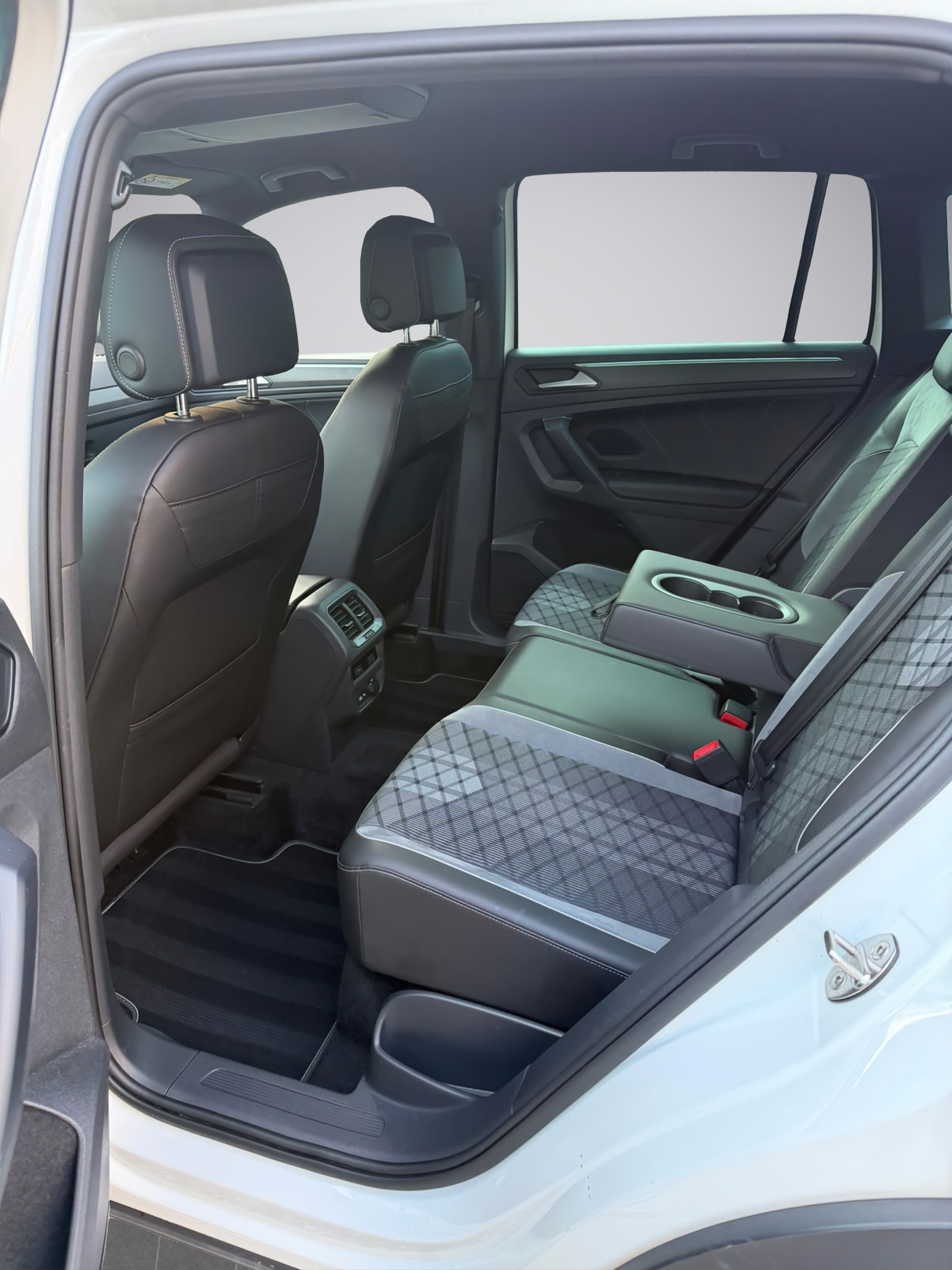 VW Tiguan 2.0 TDI SCR R-Line 4Motion DSG * Facelift * 200PS * R Line * Highline *-image-10