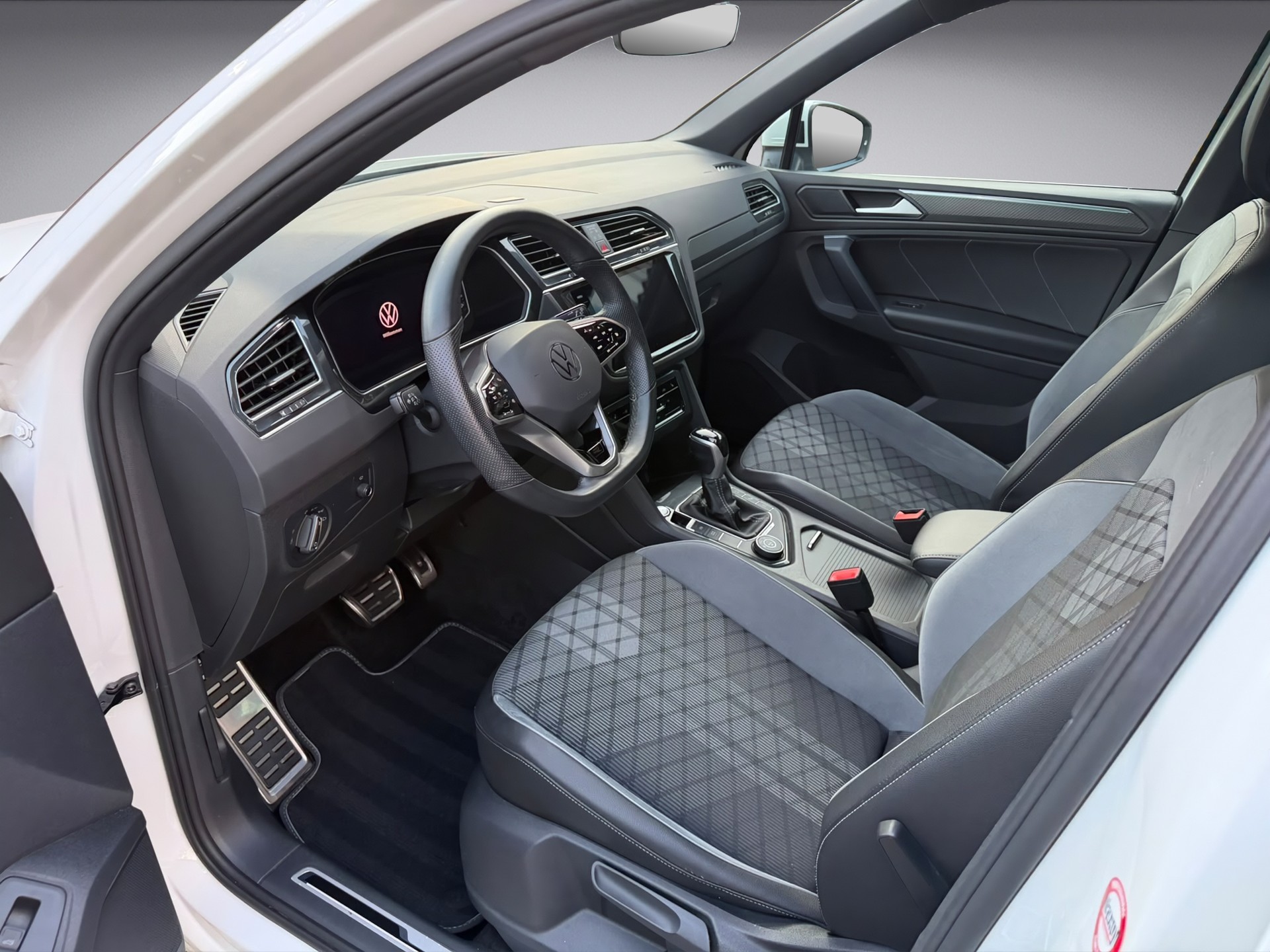 VW Tiguan 2.0 TDI SCR R-Line 4Motion DSG * Facelift * 200PS * R Line * Highline *-image-9