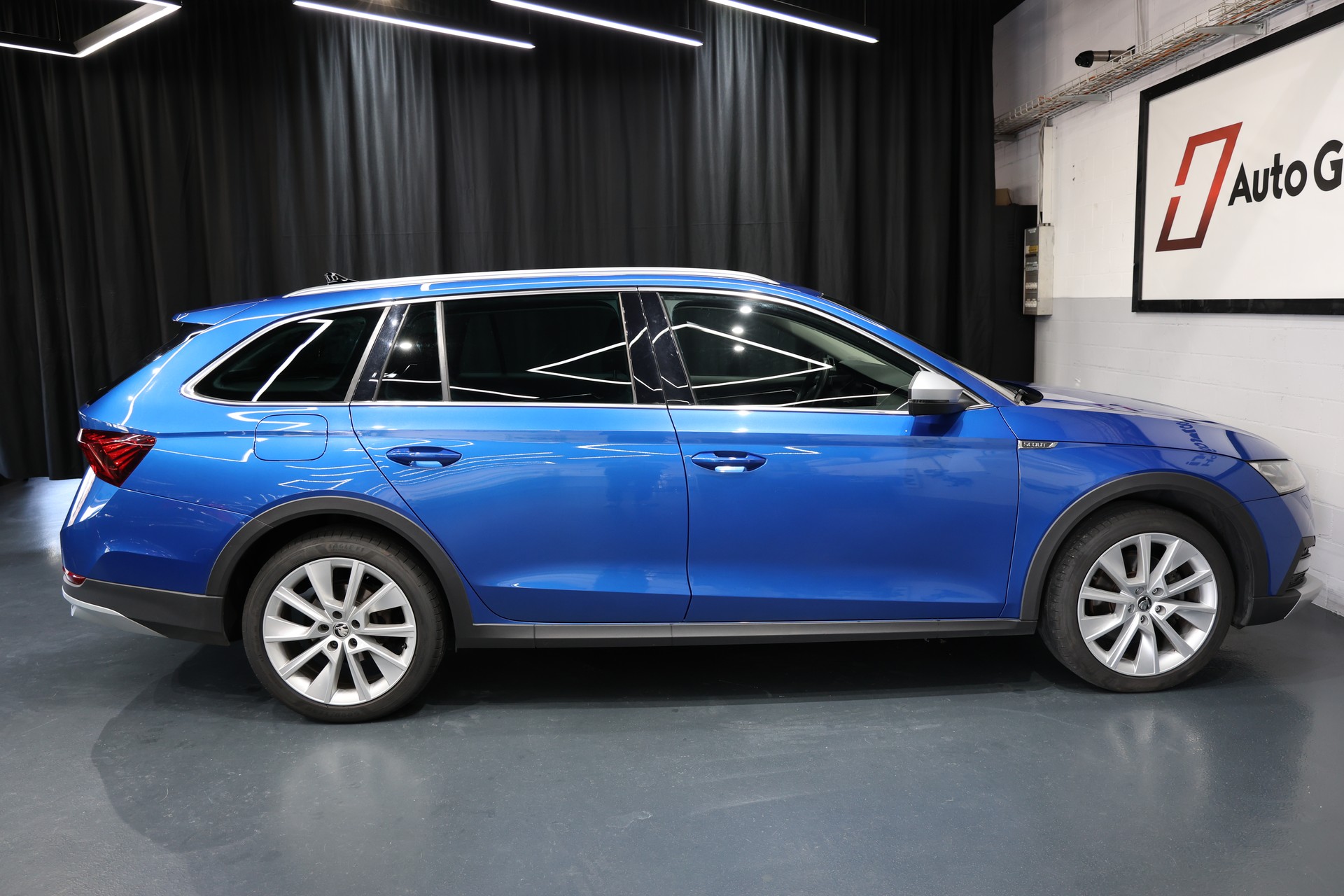 SKODA Octavia Combi 2.0 TDI DSG Scout 4x4-image-1