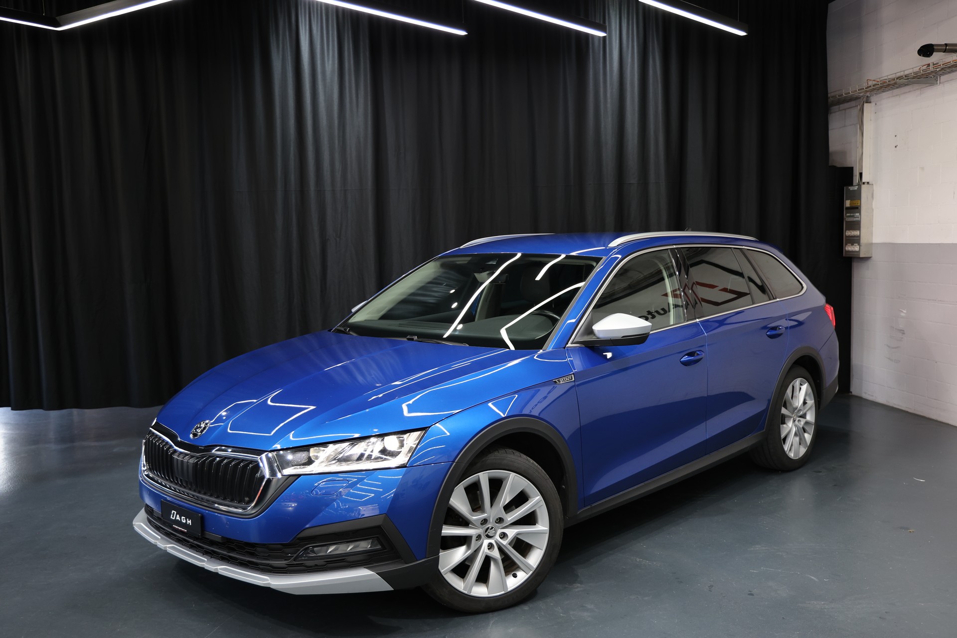 SKODA Octavia Combi 2.0 TDI DSG Scout 4x4-image-0