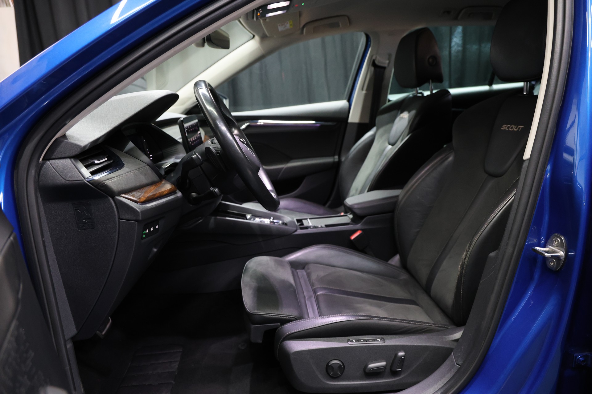 SKODA Octavia Combi 2.0 TDI DSG Scout 4x4-image-8