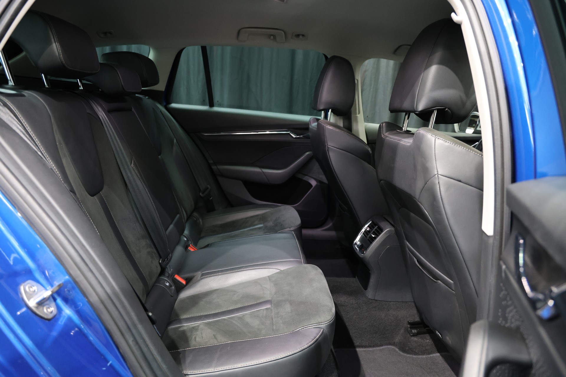 SKODA Octavia Combi 2.0 TDI DSG Scout 4x4-image-2