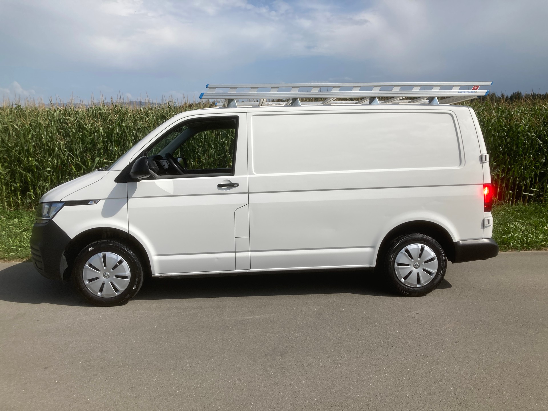 VW T6.1 2.0 TDI mit Dachträger und Anhängerkupplung-image-4