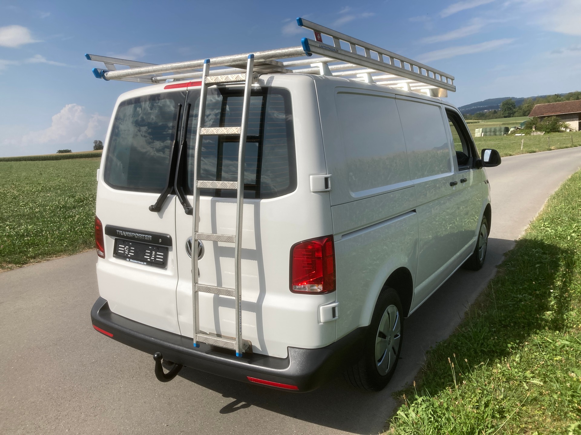VW T6.1 2.0 TDI mit Dachträger und Anhängerkupplung-image-2