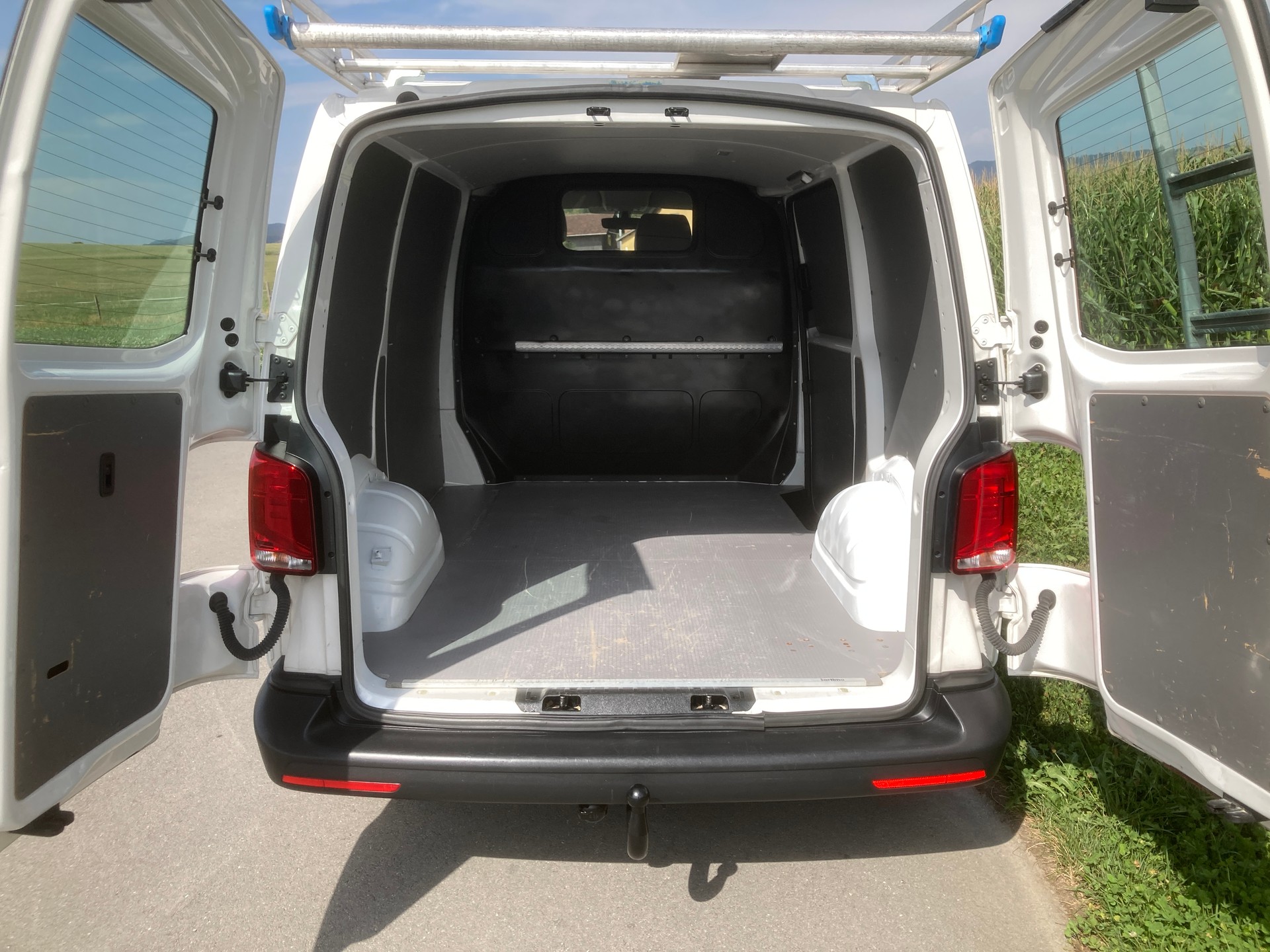 VW T6.1 2.0 TDI mit Dachträger und Anhängerkupplung-image-6