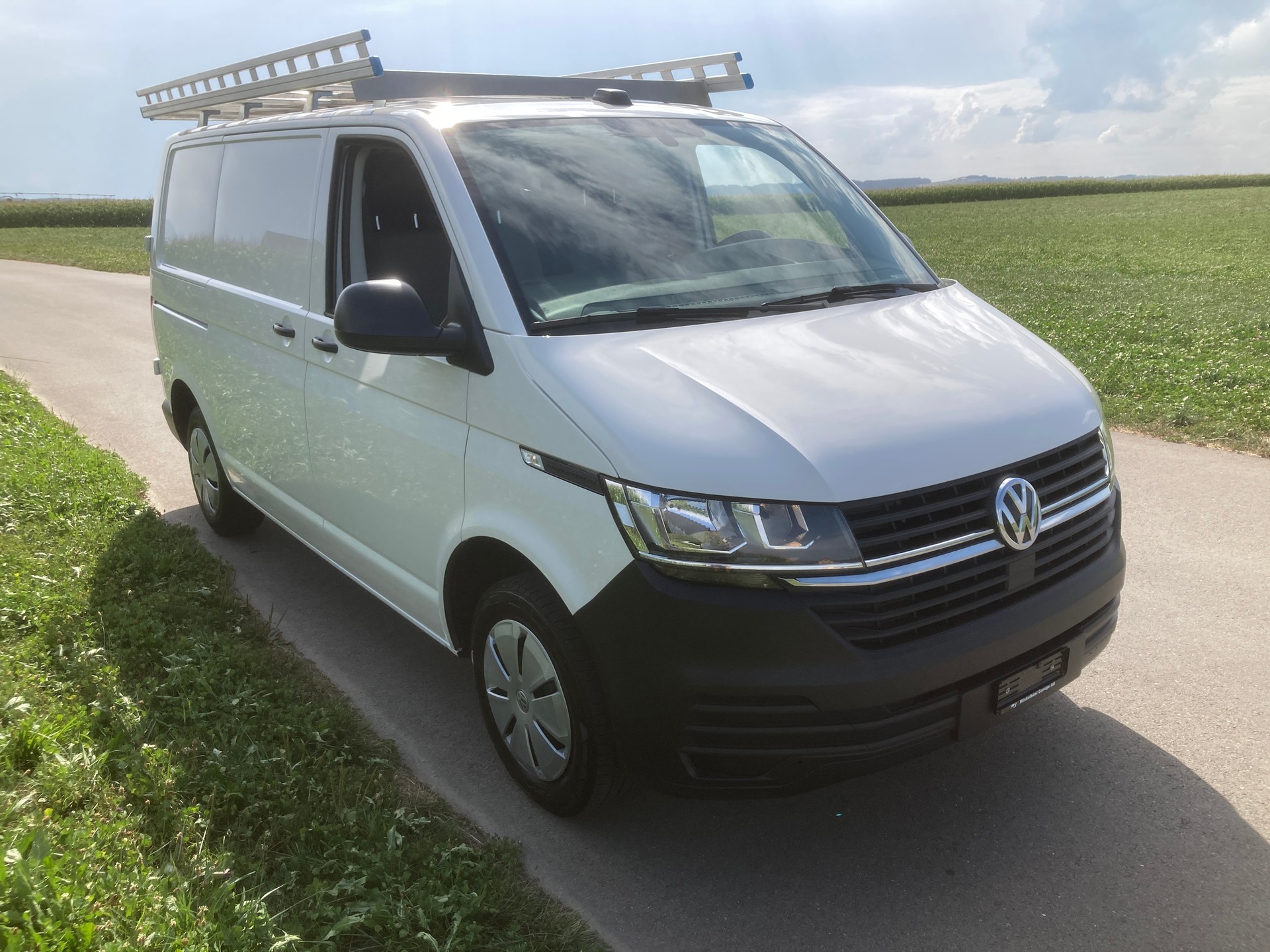 VW T6.1 2.0 TDI mit Dachträger und Anhängerkupplung-image-1