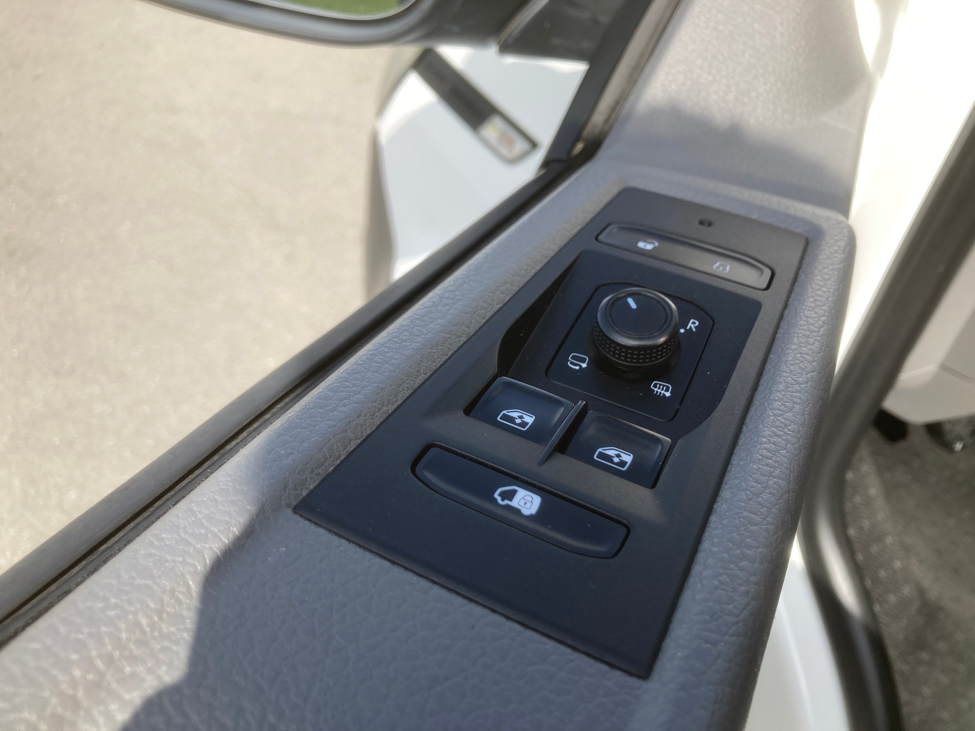 VW T6.1 2.0 TDI mit Dachträger und Anhängerkupplung-image-10