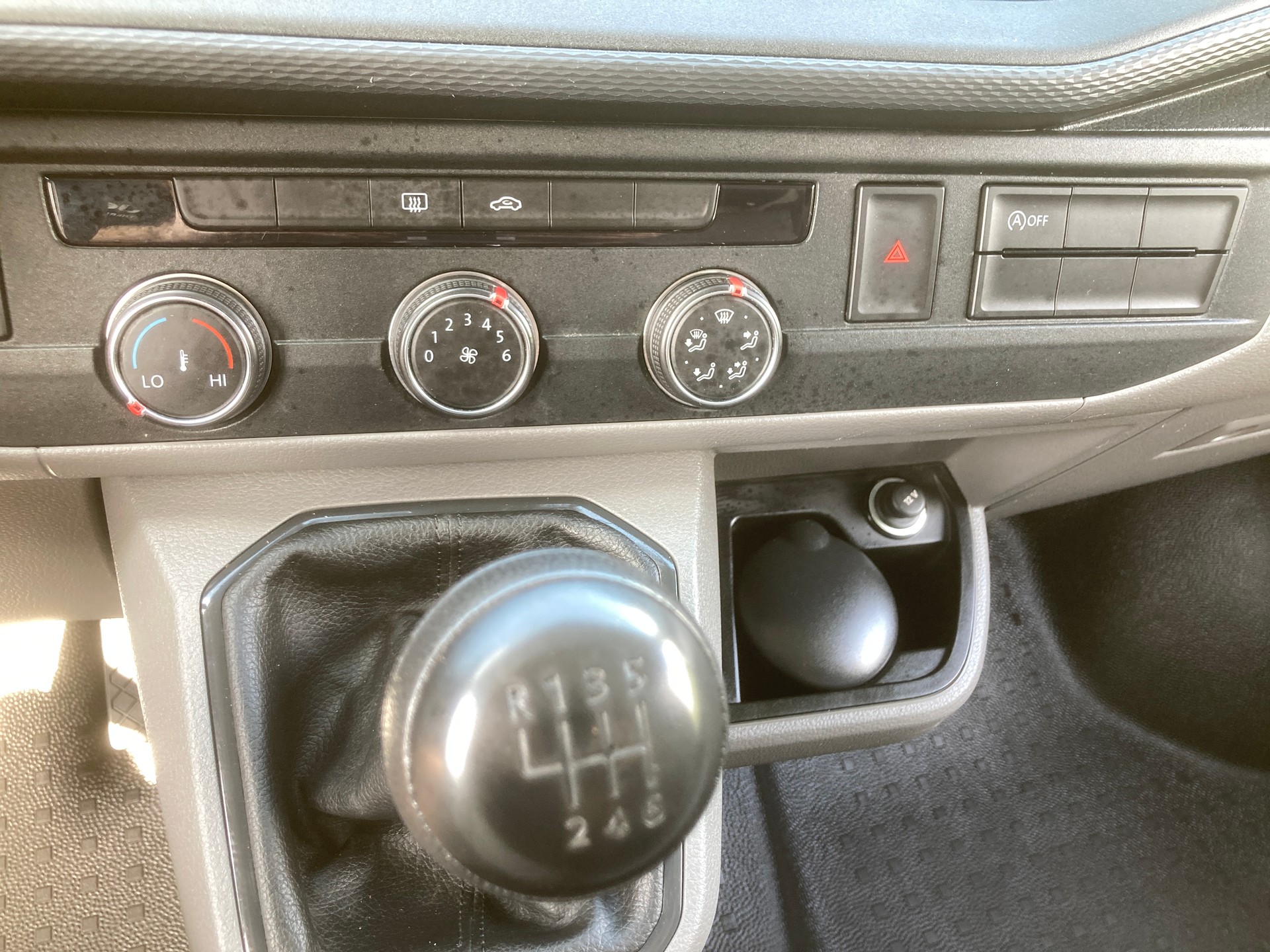 VW T6.1 2.0 TDI mit Dachträger und Anhängerkupplung-image-12