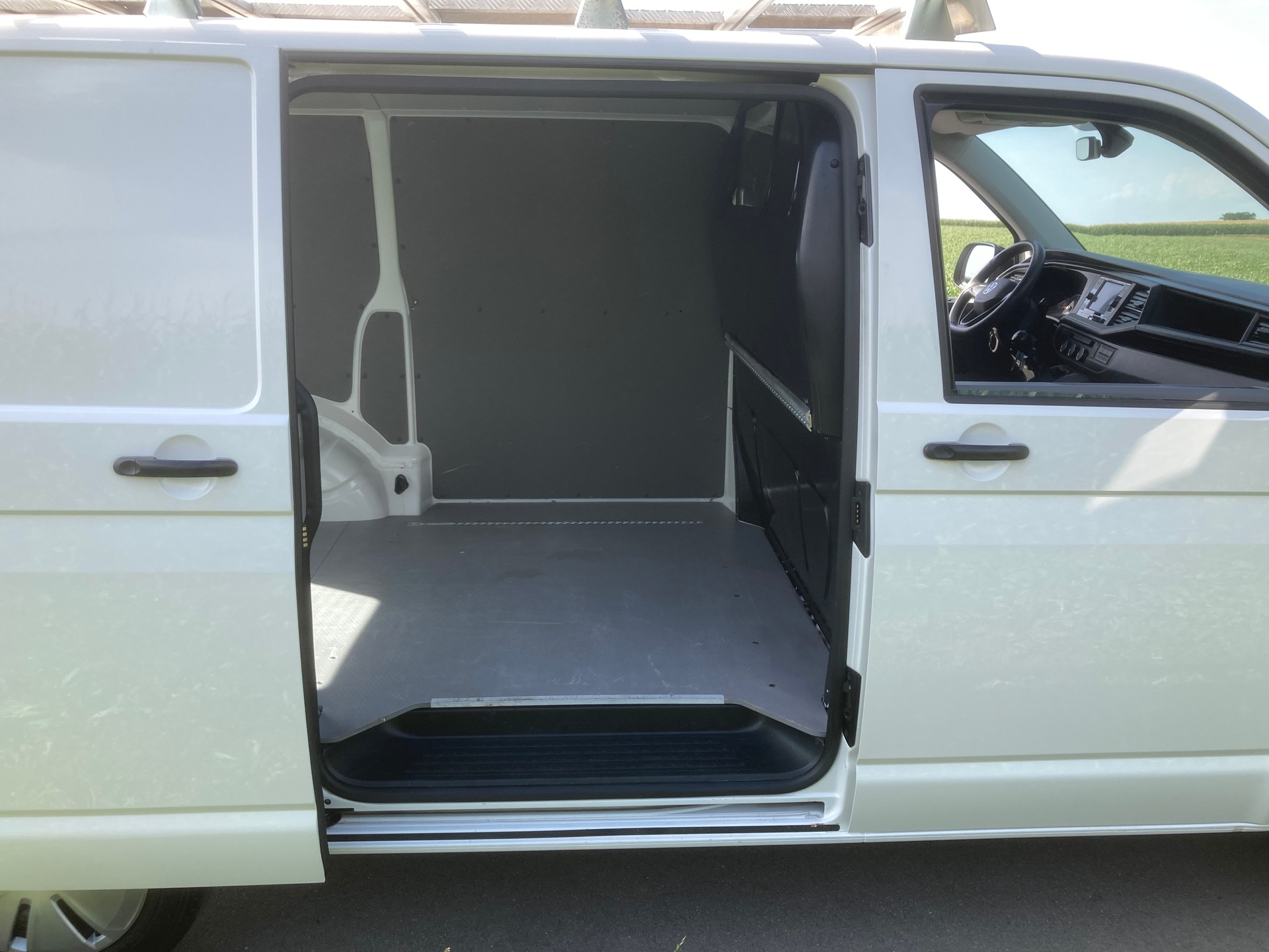 VW T6.1 2.0 TDI mit Dachträger und Anhängerkupplung-image-7