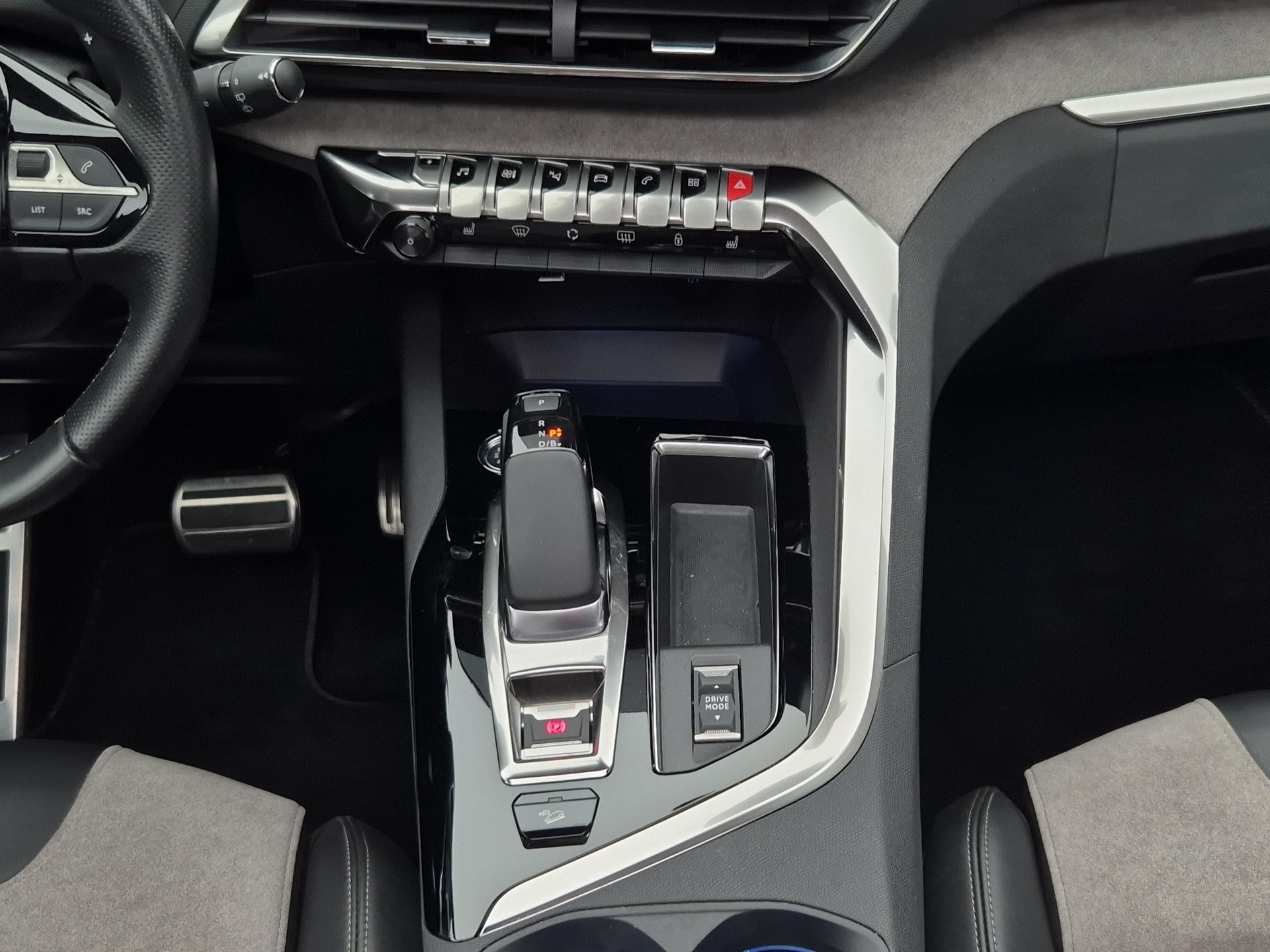 PEUGEOT 3008 1.6 Plug-in Hybrid4 GT Pack-image-10