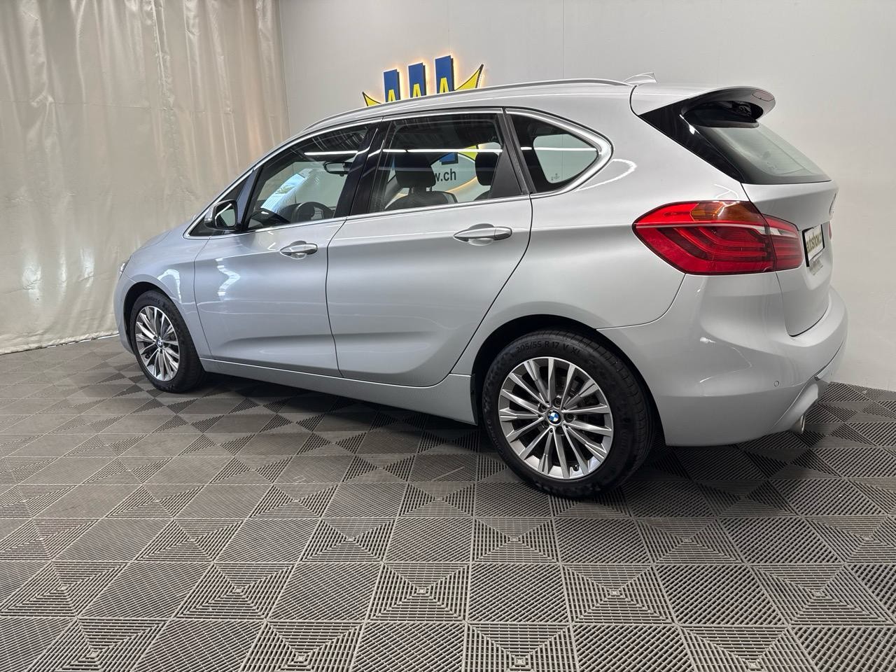 BMW 220i Active Tourer DKG Luxury Line-image-1