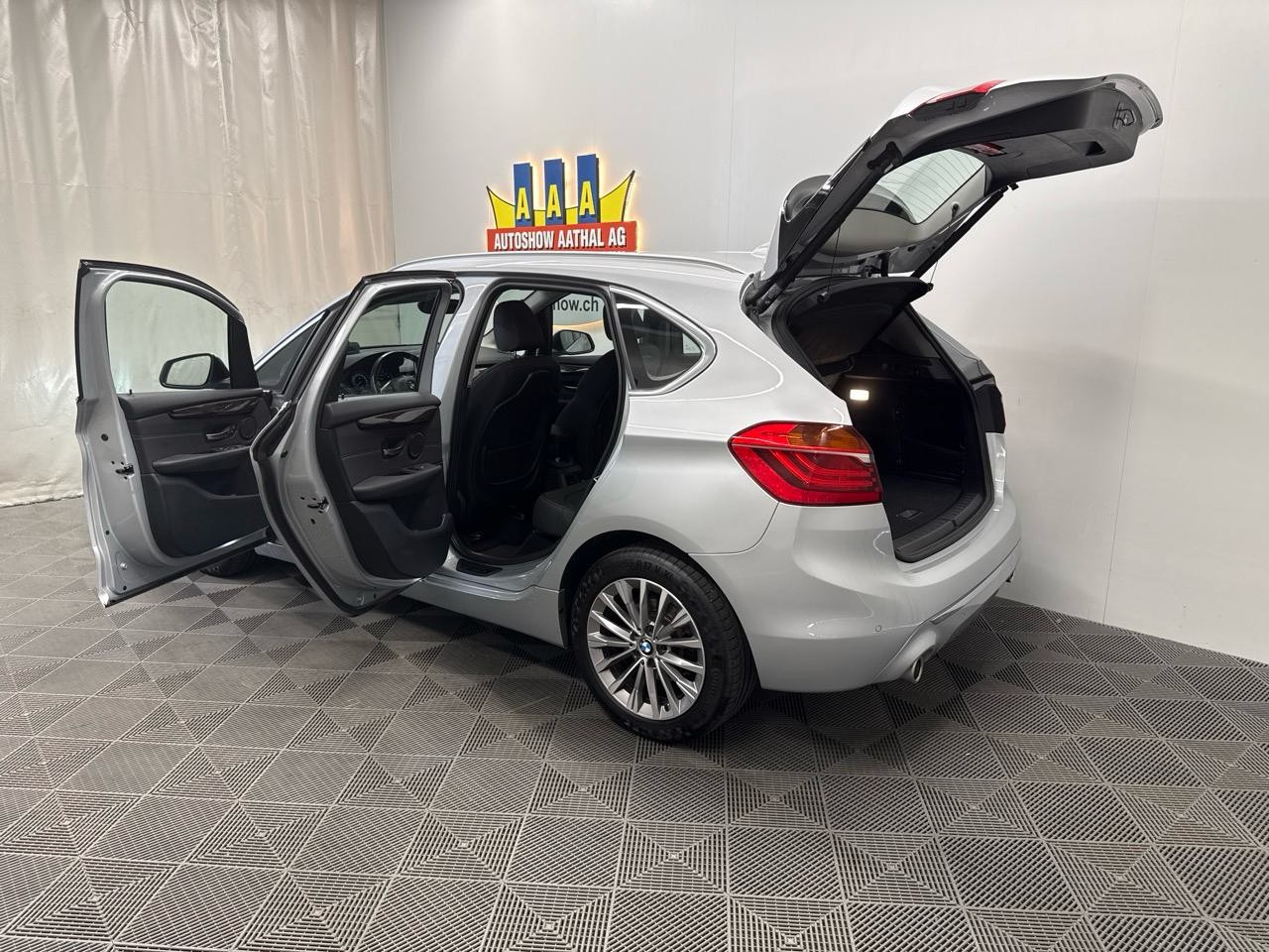 BMW 220i Active Tourer DKG Luxury Line-image-12