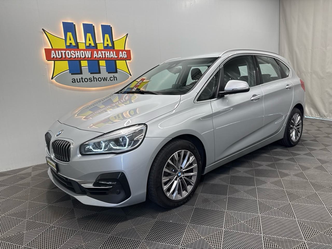 BMW 220i Active Tourer DKG Luxury Line-image-0