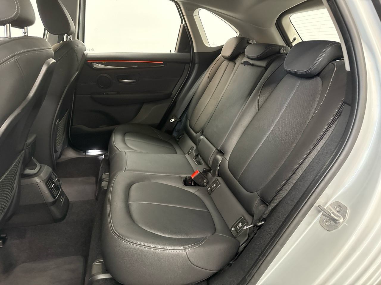 BMW 220i Active Tourer DKG Luxury Line-image-10