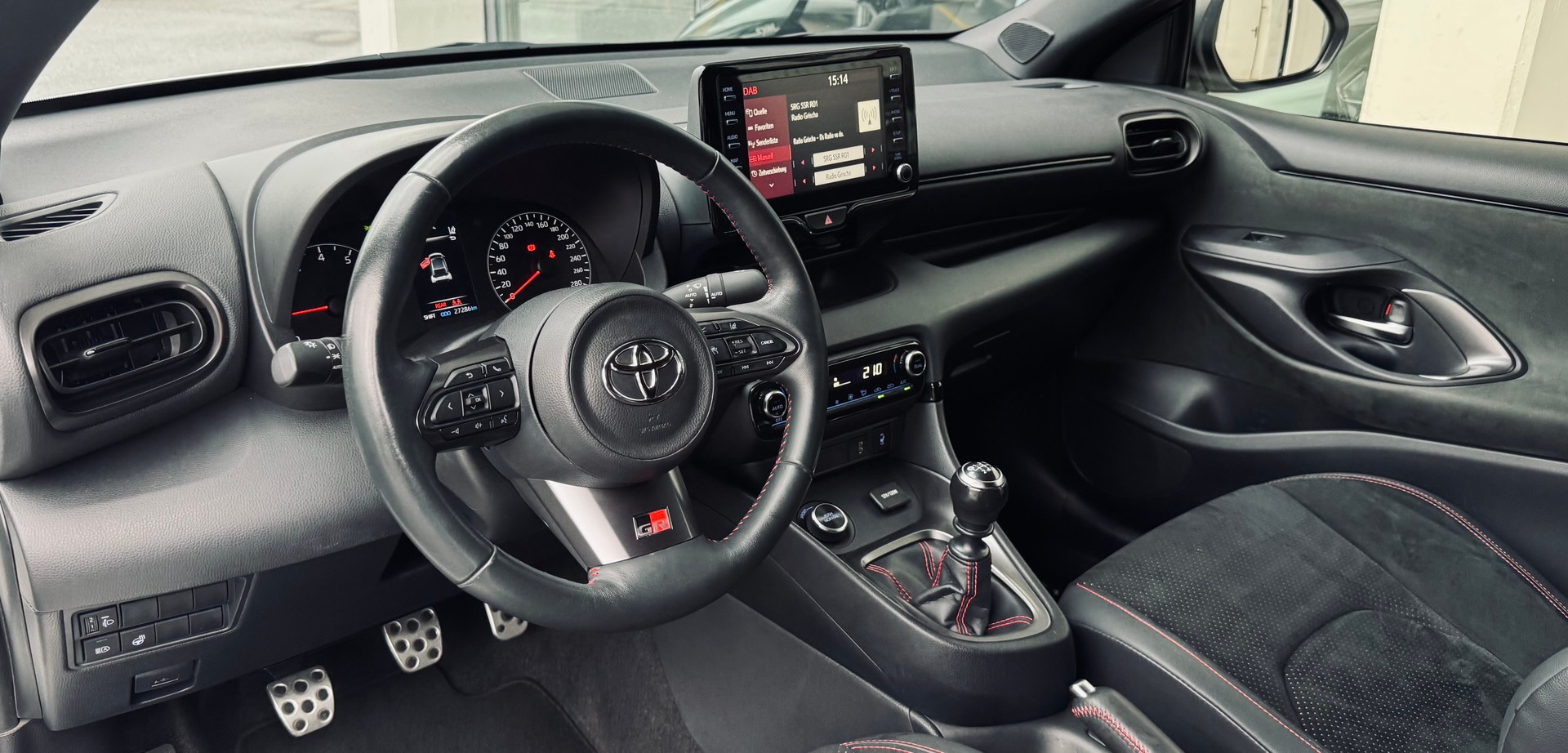TOYOTA Yaris 1.6 GR Sport-image-6